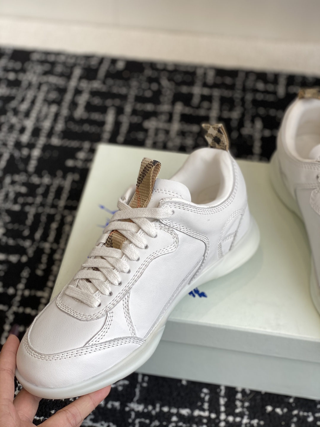 代购级
Burberry 25ss 最新 运动鞋出货了，男款 简约又超好看的 Box 鞋！

意大利精制