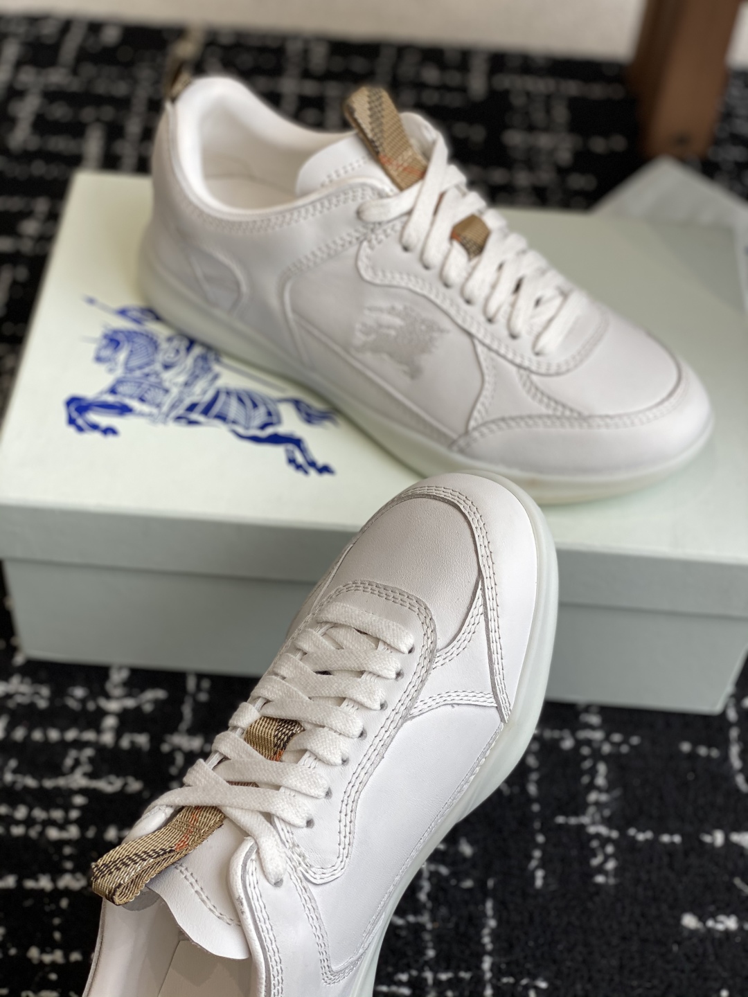 代购级
Burberry 25ss 最新 运动鞋出货了，男款 简约又超好看的 Box 鞋！

意大利精制