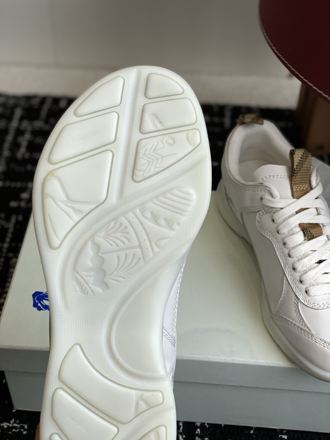 代购级
Burberry 25ss 最新 运动鞋出货了，男款 简约又超好看的 Box 鞋！

意大利精制