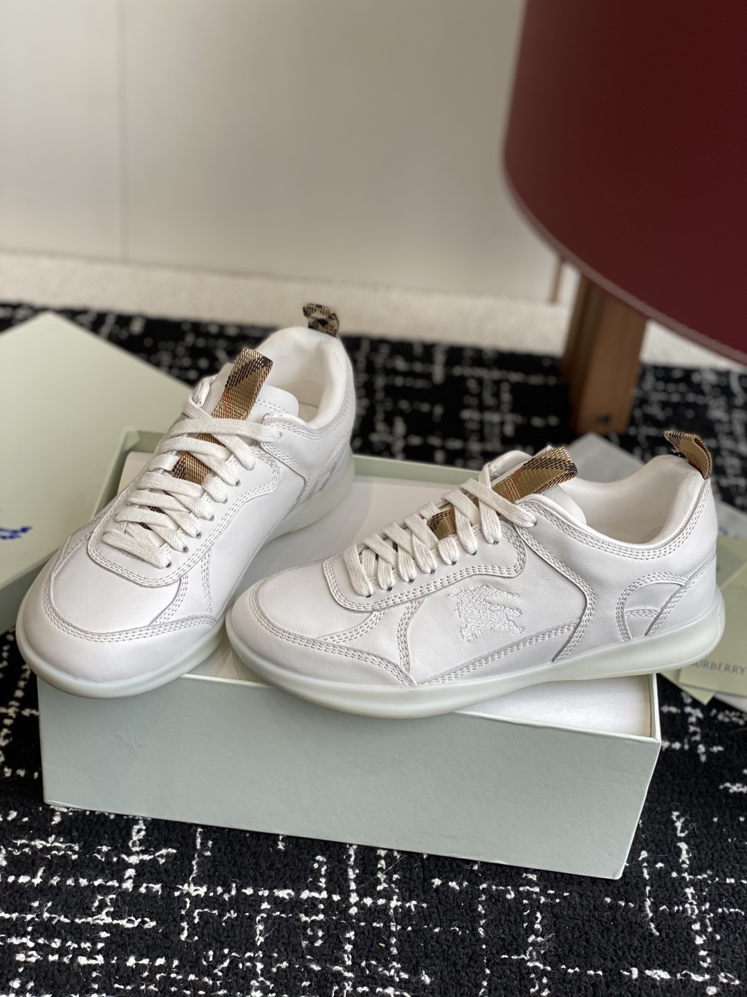 代购级
Burberry 25ss 最新 运动鞋出货了，男款 简约又超好看的 Box 鞋！

意大利精制