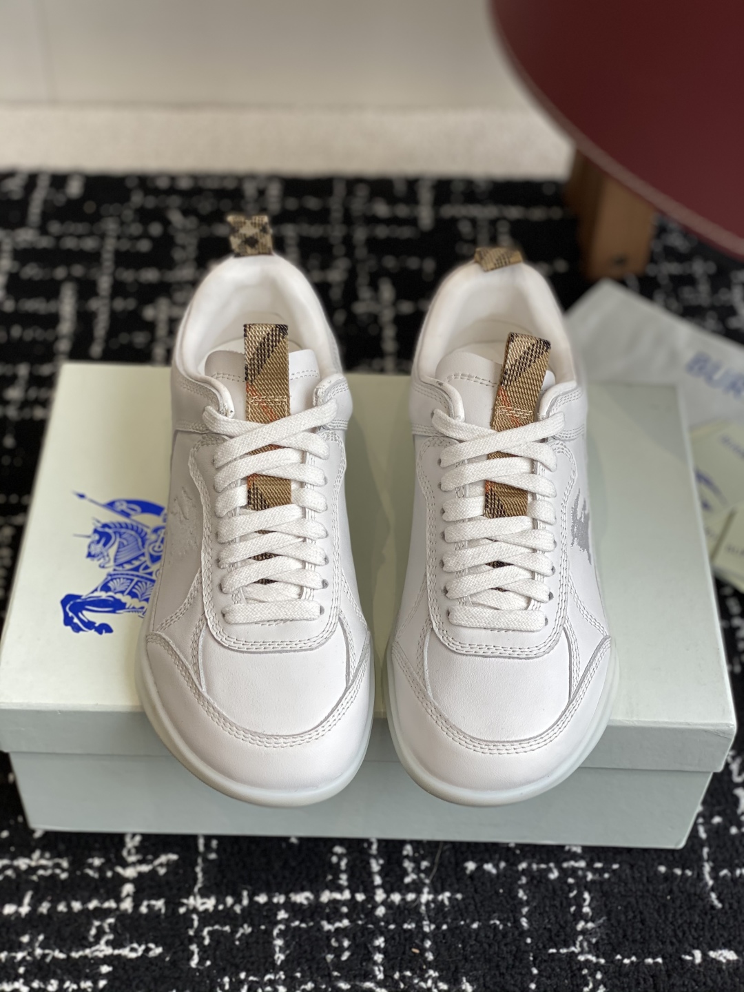 代购级
Burberry 25ss 最新 运动鞋出货了，男款 简约又超好看的 Box 鞋！

意大利精制