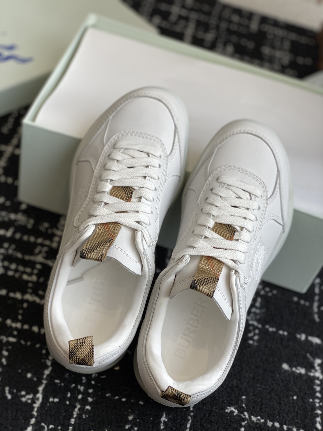 代购级
Burberry 25ss 最新 运动鞋出货了，男款 简约又超好看的 Box 鞋！

意大利精制