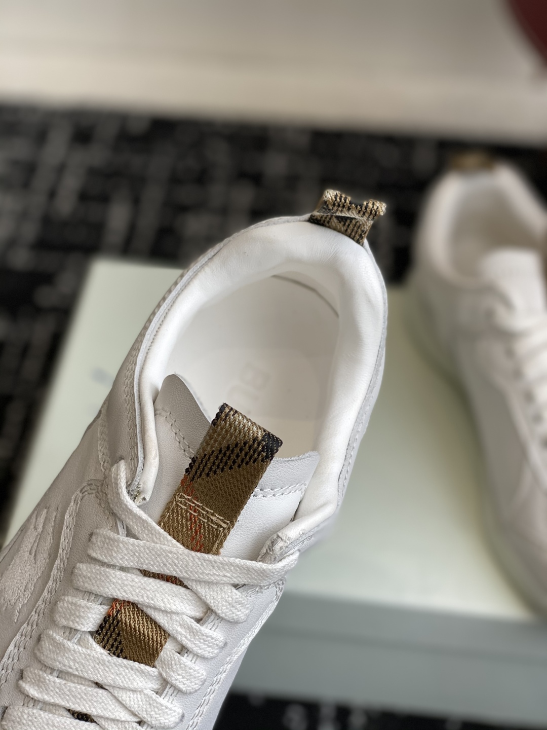 代购级
Burberry 25ss 最新 运动鞋出货了，男款 简约又超好看的 Box 鞋！

意大利精制