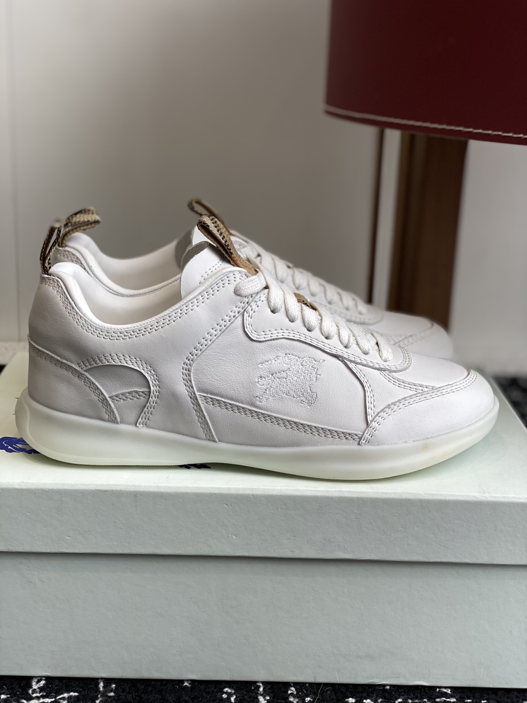 代购级
Burberry 25ss 最新 运动鞋出货了，男款 简约又超好看的 Box 鞋！

意大利精制
