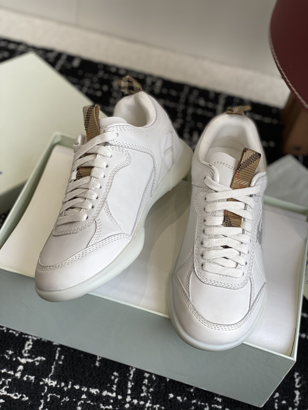 代购级
Burberry 25ss 最新 运动鞋出货了，男款 简约又超好看的 Box 鞋！

意大利精制