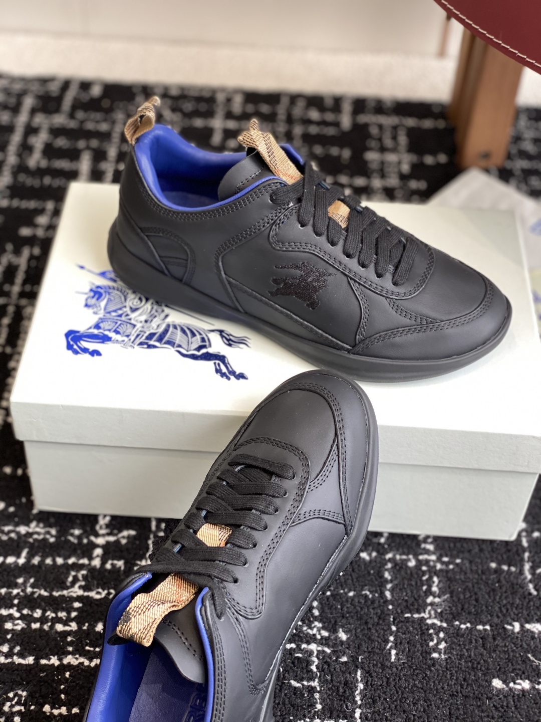 代购级
Burberry 25ss 最新 运动鞋出货了，男款 简约又超好看的 Box 鞋！

意大利精制