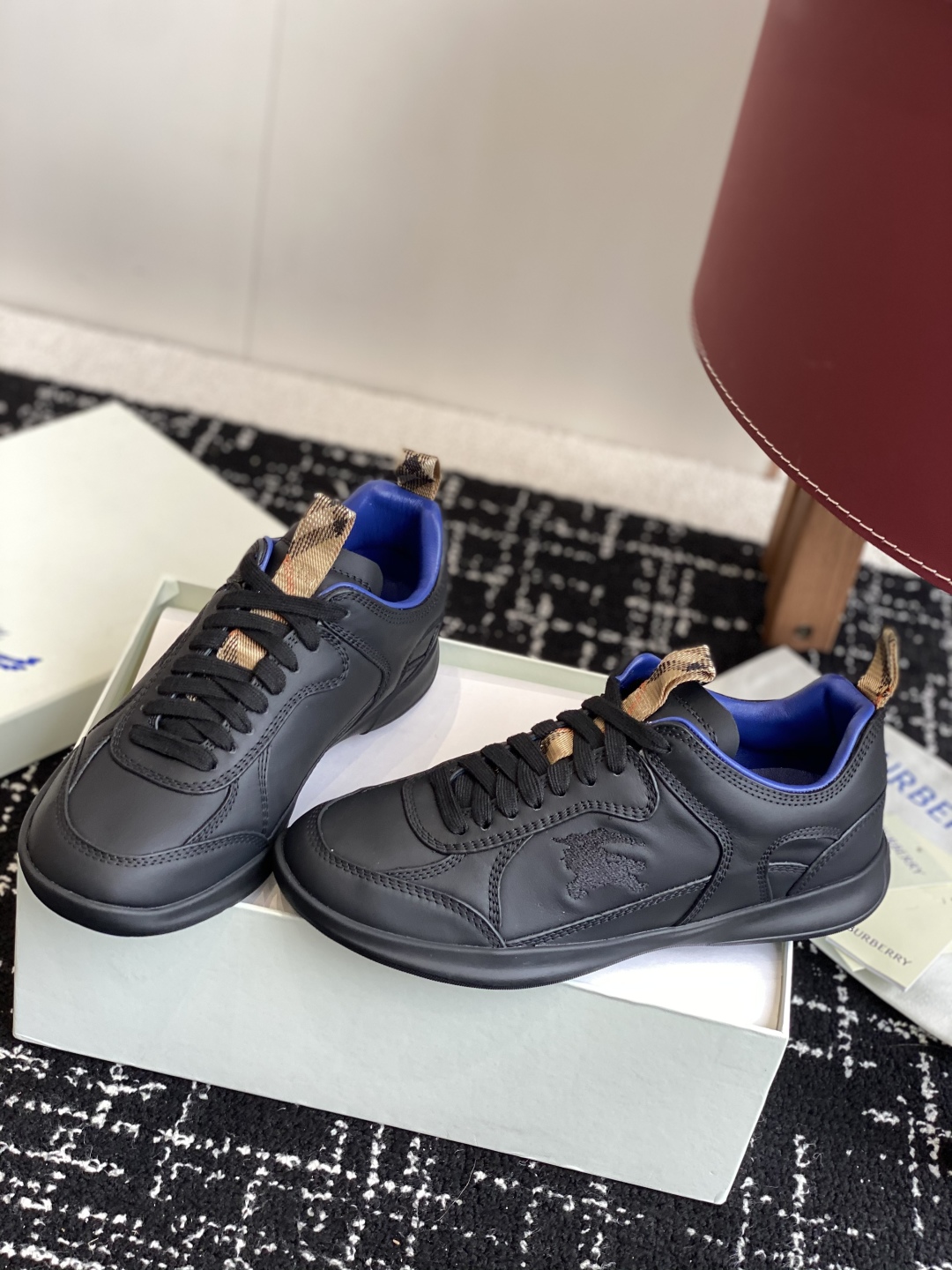 代购级
Burberry 25ss 最新 运动鞋出货了，男款 简约又超好看的 Box 鞋！

意大利精制