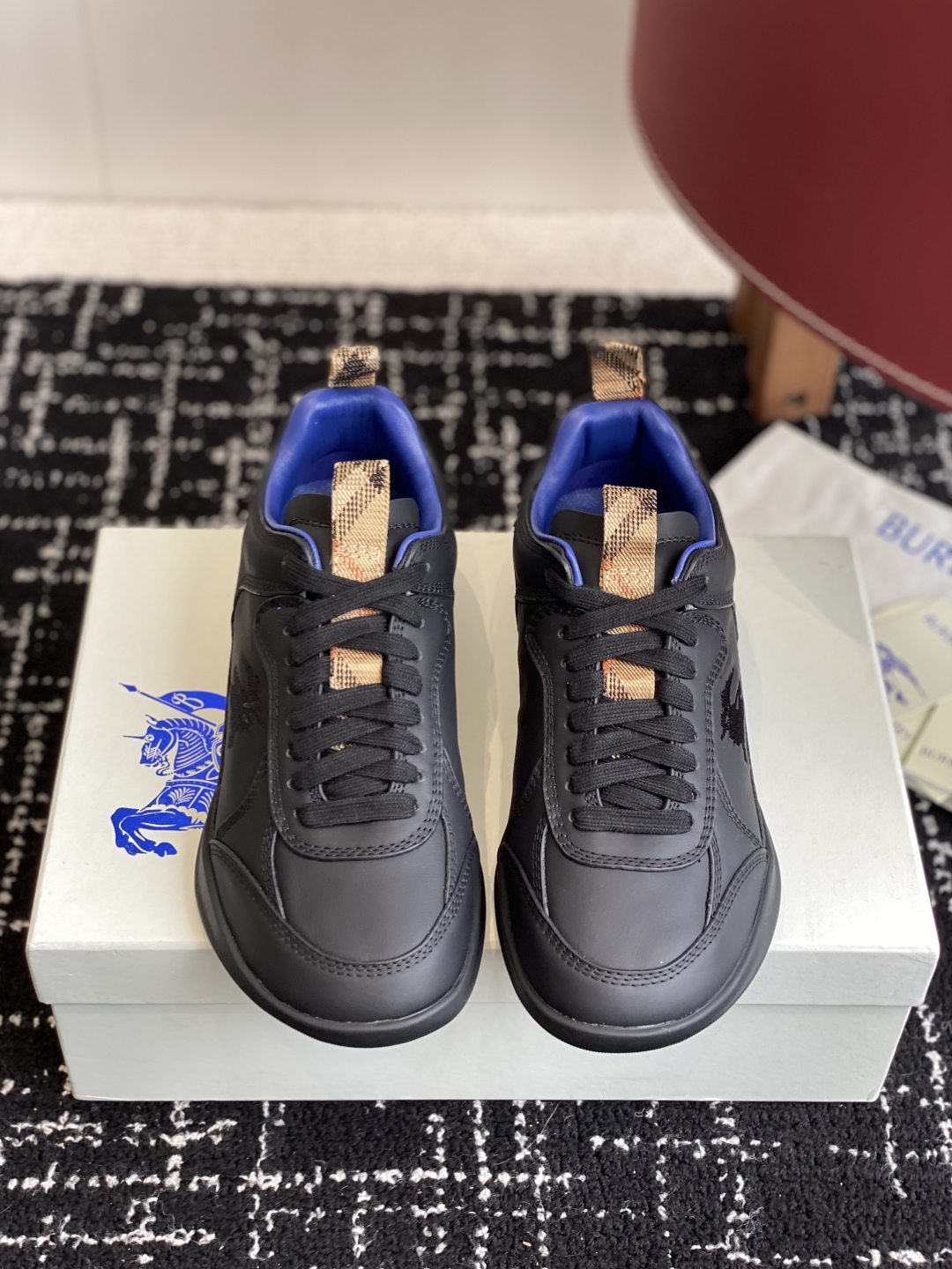 代购级
Burberry 25ss 最新 运动鞋出货了，男款 简约又超好看的 Box 鞋！

意大利精制