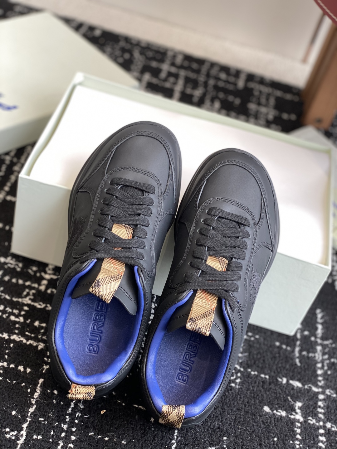 代购级
Burberry 25ss 最新 运动鞋出货了，男款 简约又超好看的 Box 鞋！

意大利精制