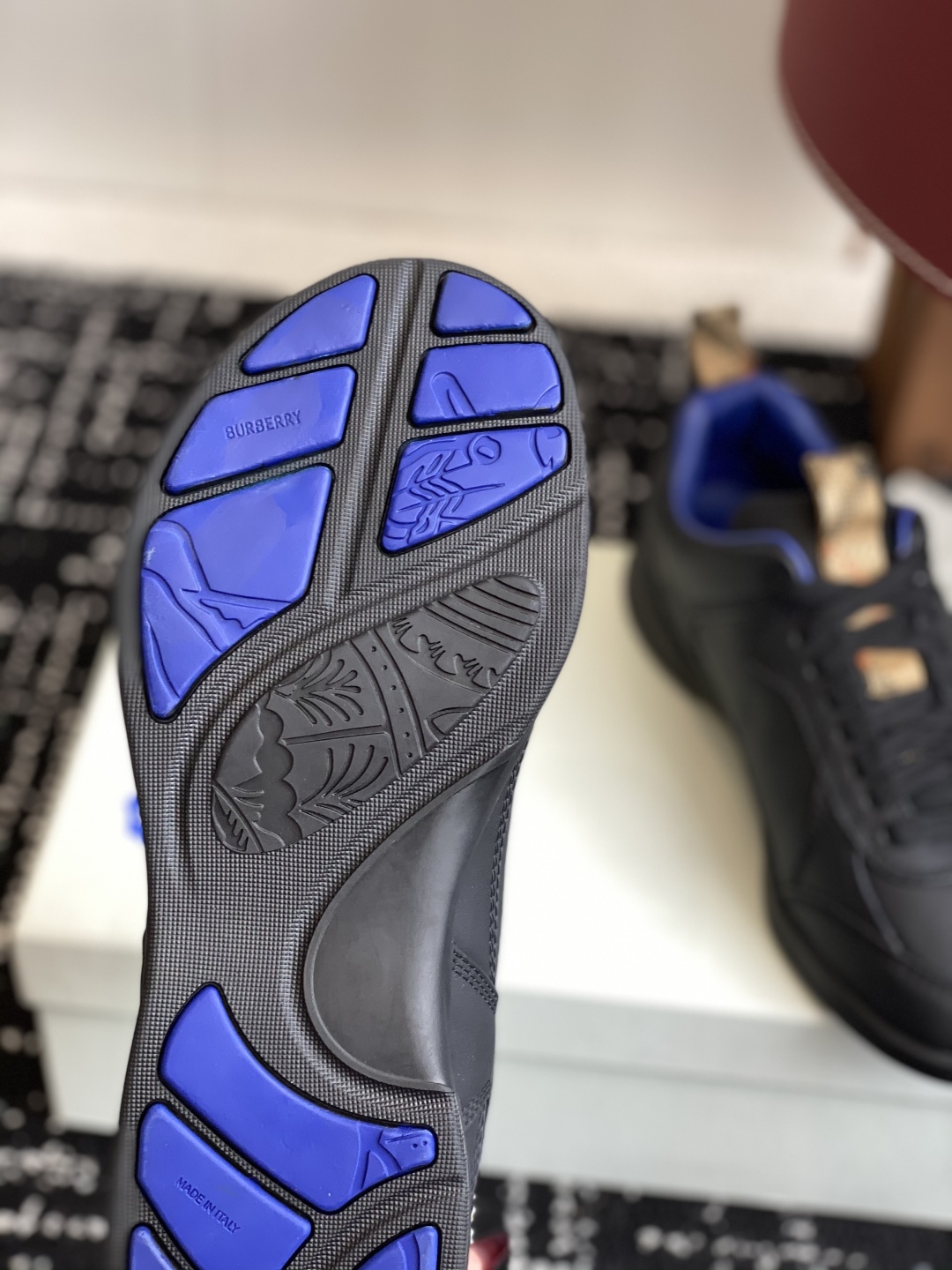 代购级
Burberry 25ss 最新 运动鞋出货了，男款 简约又超好看的 Box 鞋！

意大利精制