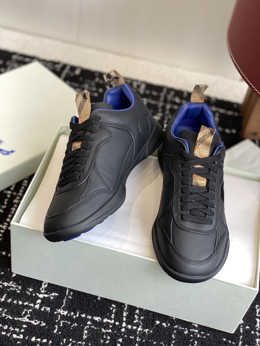 代购级
Burberry 25ss 最新 运动鞋出货了，男款 简约又超好看的 Box 鞋！

意大利精制
