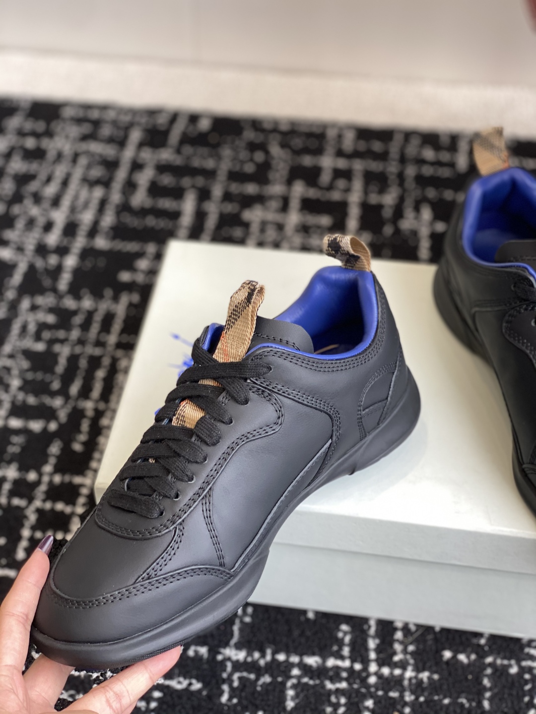 代购级
Burberry 25ss 最新 运动鞋出货了，男款 简约又超好看的 Box 鞋！

意大利精制