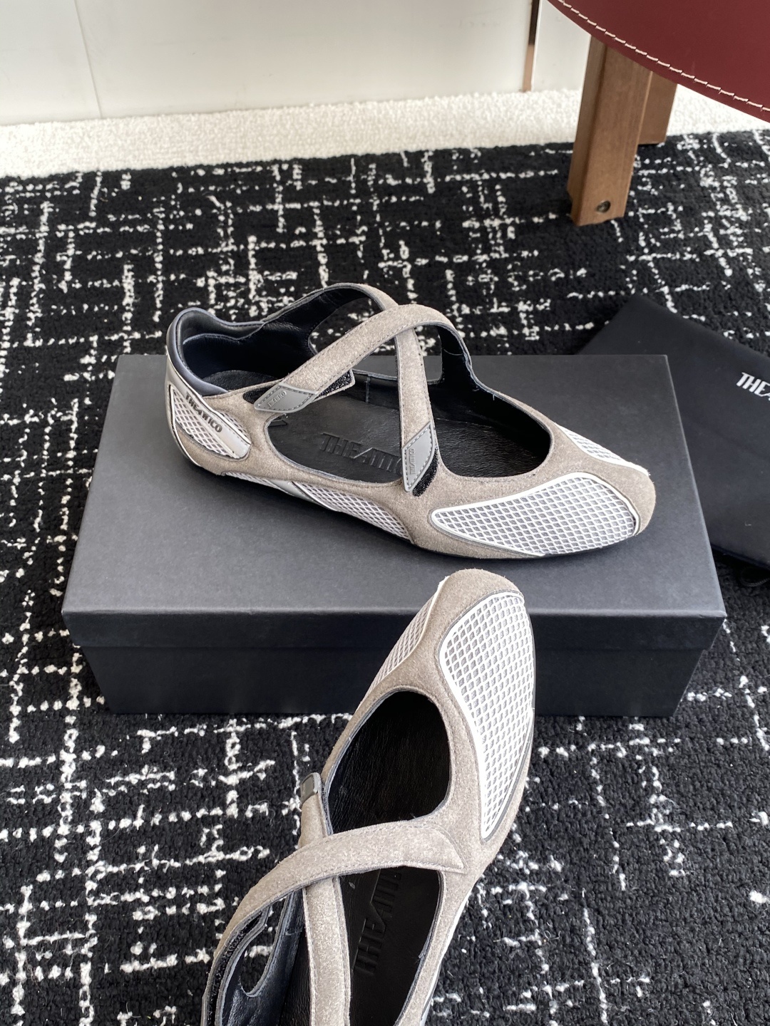 代购级
The Attico Floor 01芭蕾舞鞋
被各大品牌钟爱的芭蕾舞鞋款,以各自独有的风格被