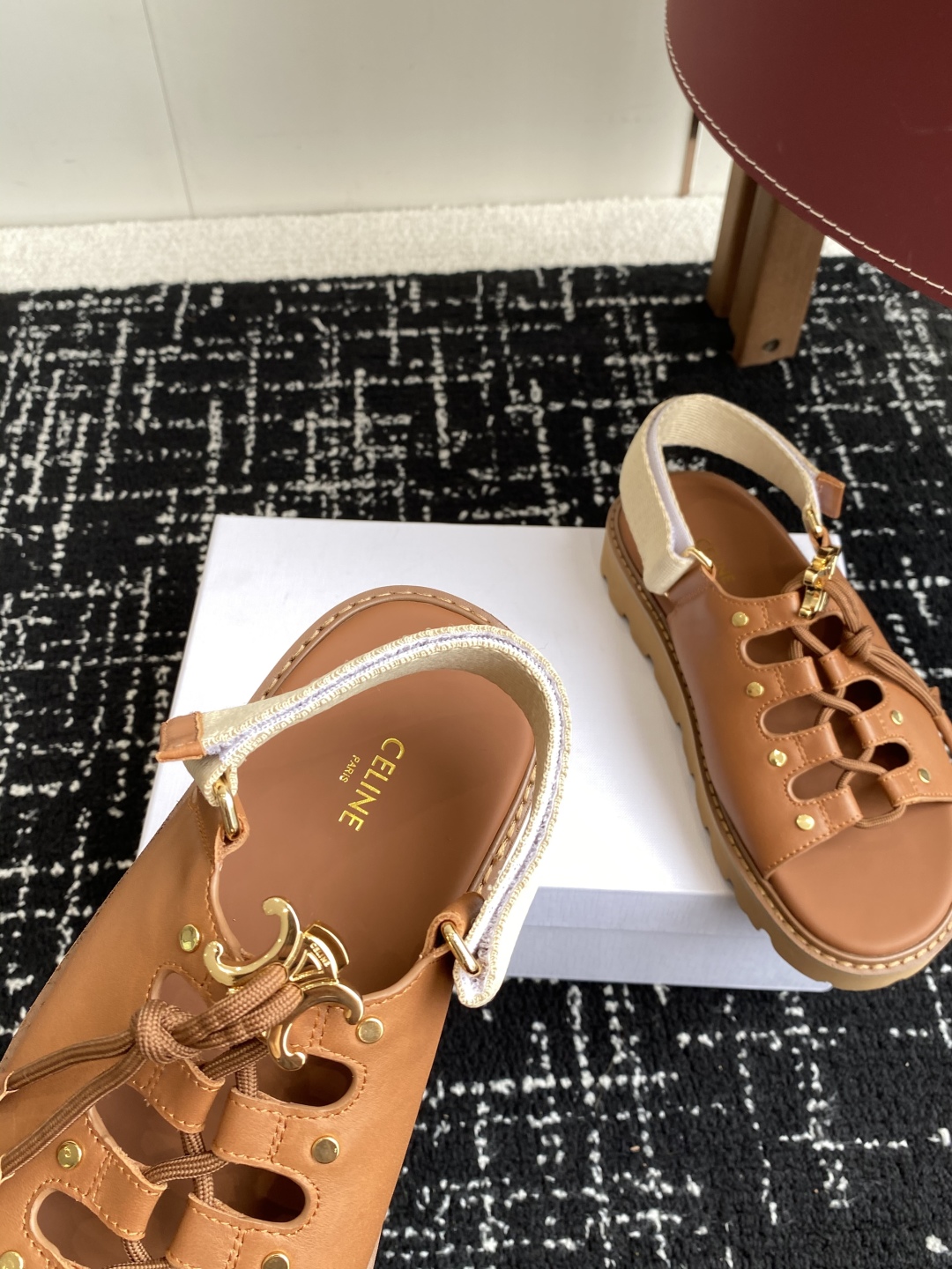 代购级
Celine思琳 25ss夏季新品 凯旋门春最新爆款 凉鞋 

夏天搭配袜子 简直绝绝子 复古的