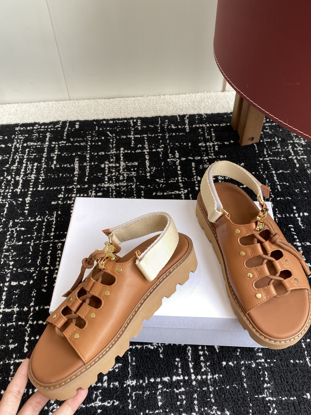 代购级
Celine思琳 25ss夏季新品 凯旋门春最新爆款 凉鞋 

夏天搭配袜子 简直绝绝子 复古的