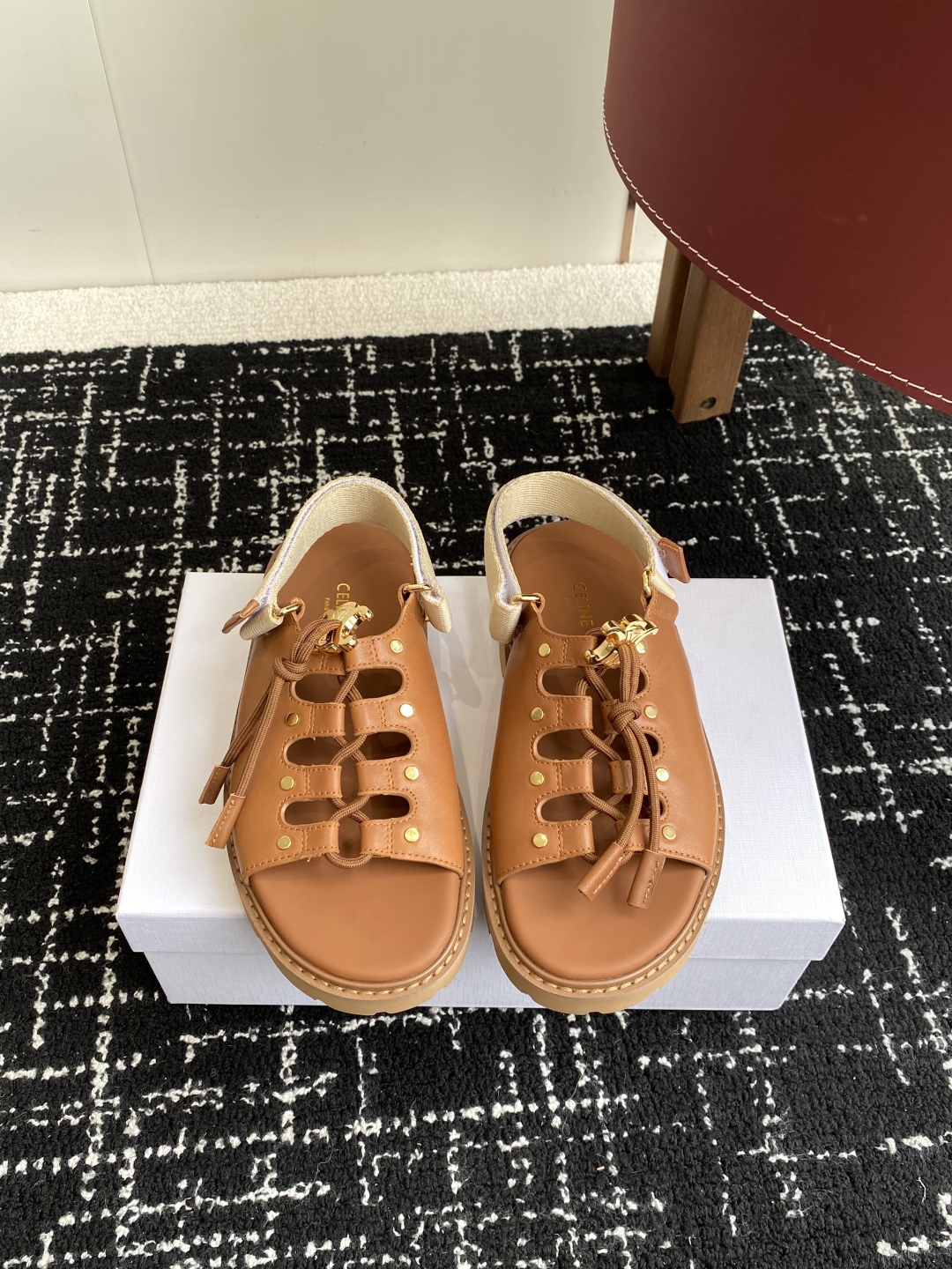 代购级
Celine思琳 25ss夏季新品 凯旋门春最新爆款 凉鞋 

夏天搭配袜子 简直绝绝子 复古的