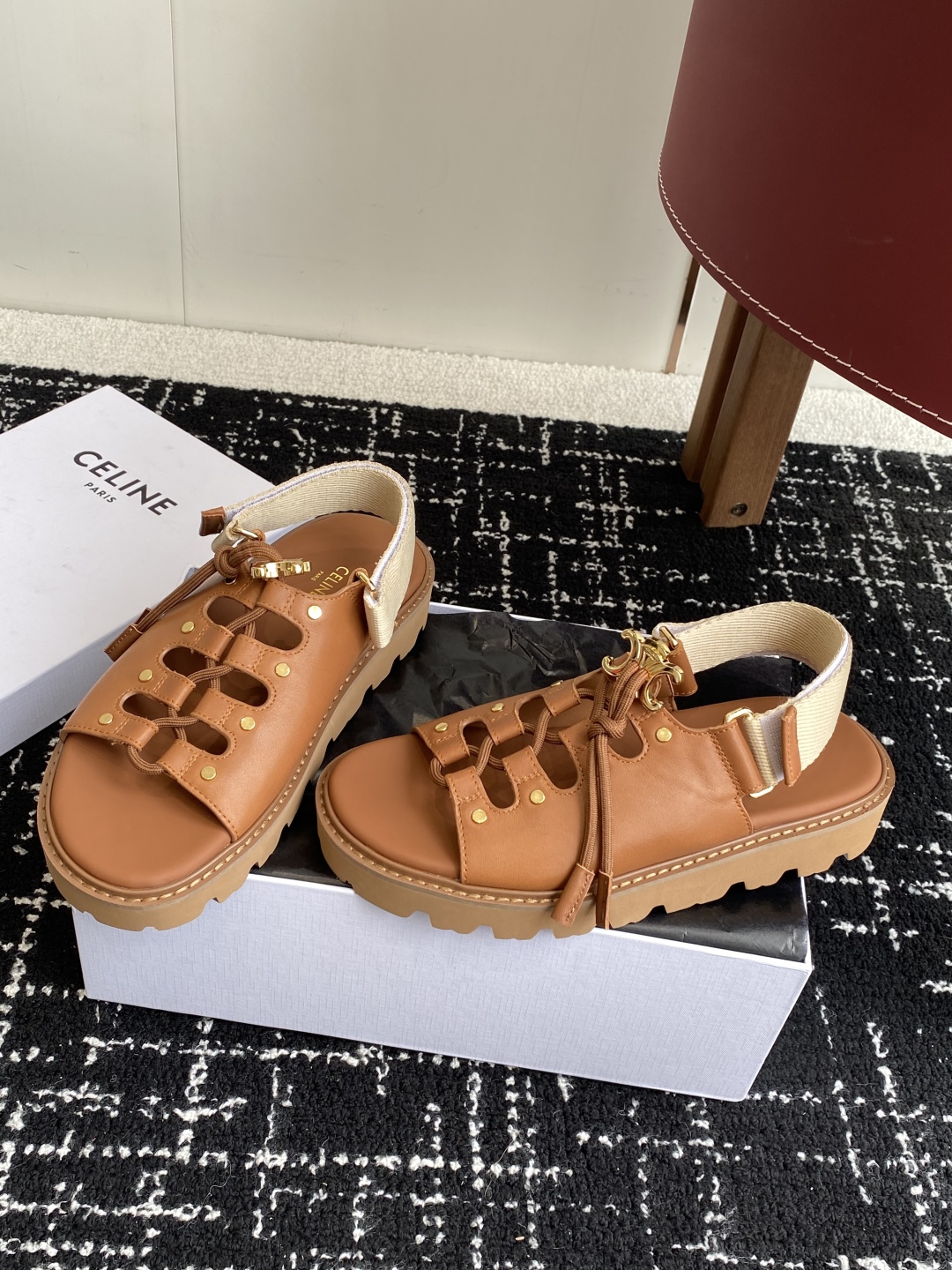 代购级
Celine思琳 25ss夏季新品 凯旋门春最新爆款 凉鞋 

夏天搭配袜子 简直绝绝子 复古的