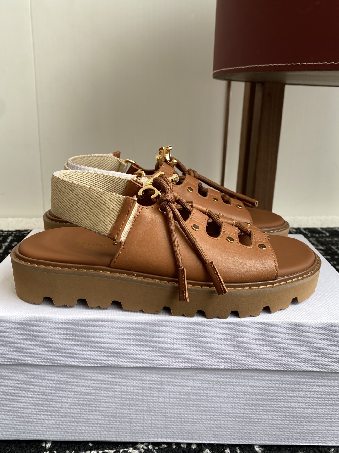 代购级
Celine思琳 25ss夏季新品 凯旋门春最新爆款 凉鞋 

夏天搭配袜子 简直绝绝子 复古的