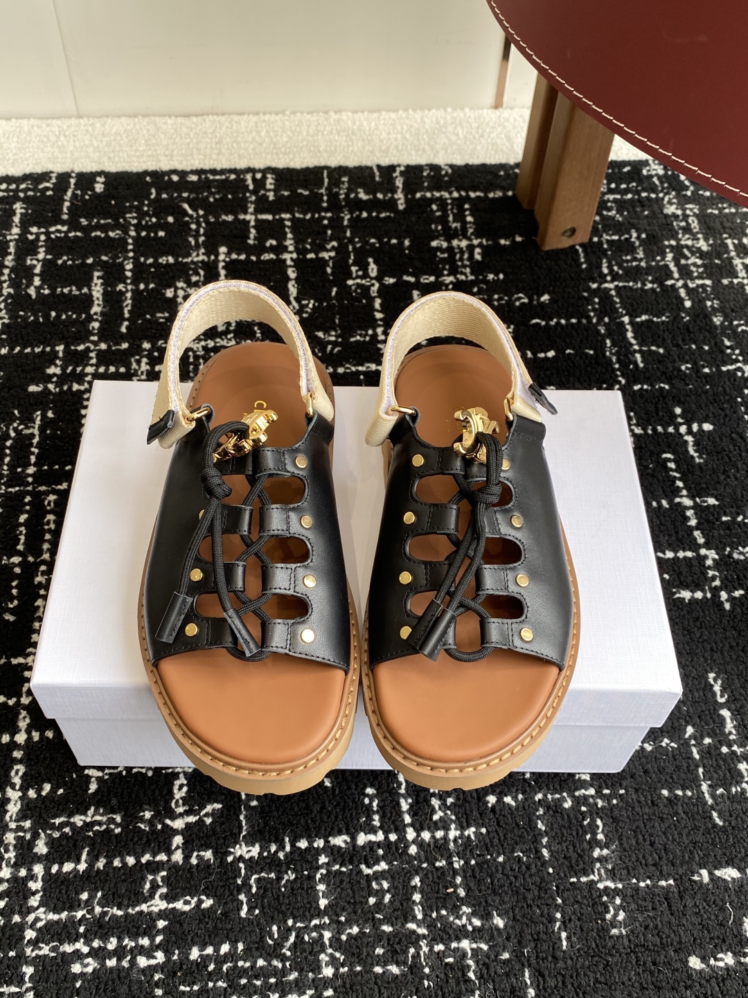 代购级
Celine思琳 25ss夏季新品 凯旋门春最新爆款 凉鞋 

夏天搭配袜子 简直绝绝子 复古的