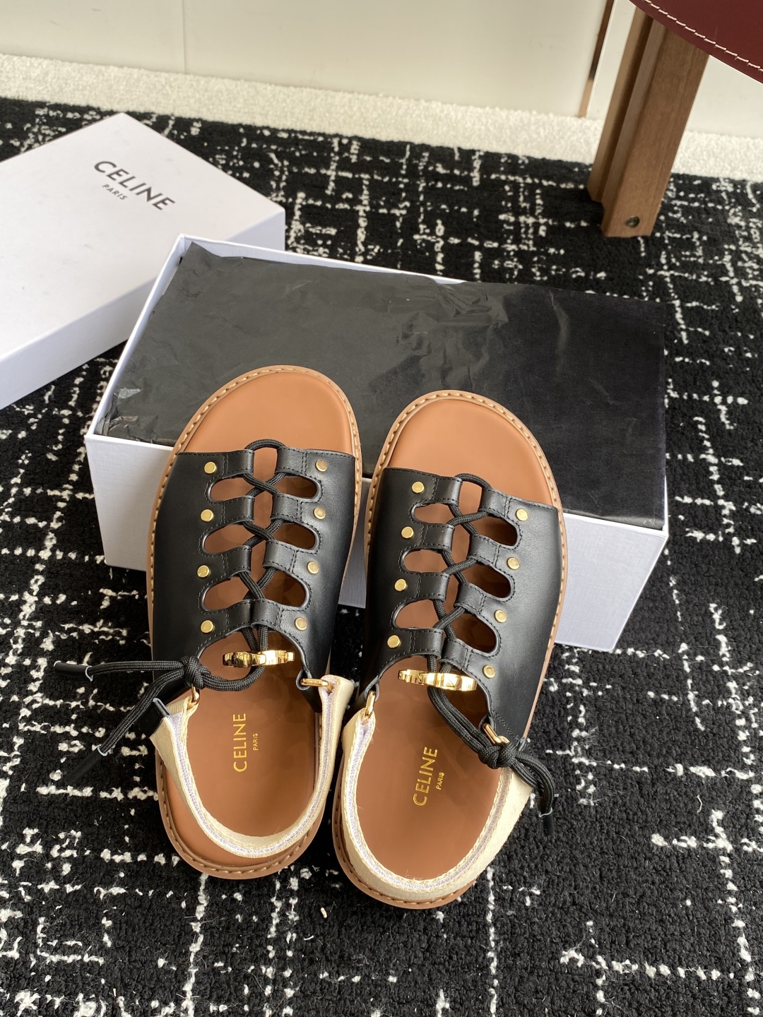 代购级
Celine思琳 25ss夏季新品 凯旋门春最新爆款 凉鞋 

夏天搭配袜子 简直绝绝子 复古的