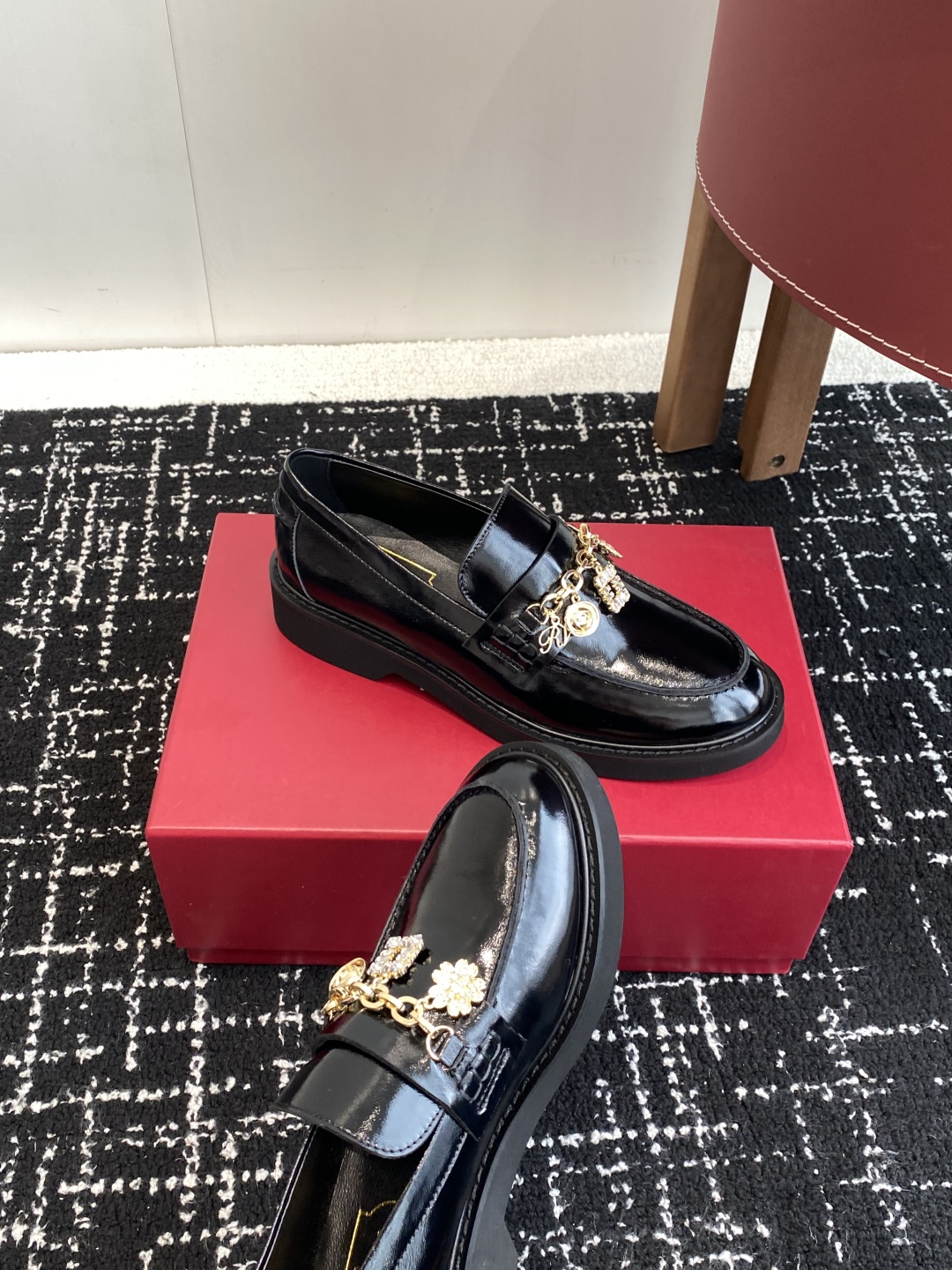 代购级
Roger Vivier 25ss春夏 RV新款厚底乐福鞋都到现货了～带衬垫厚底踝靴帅气有型

