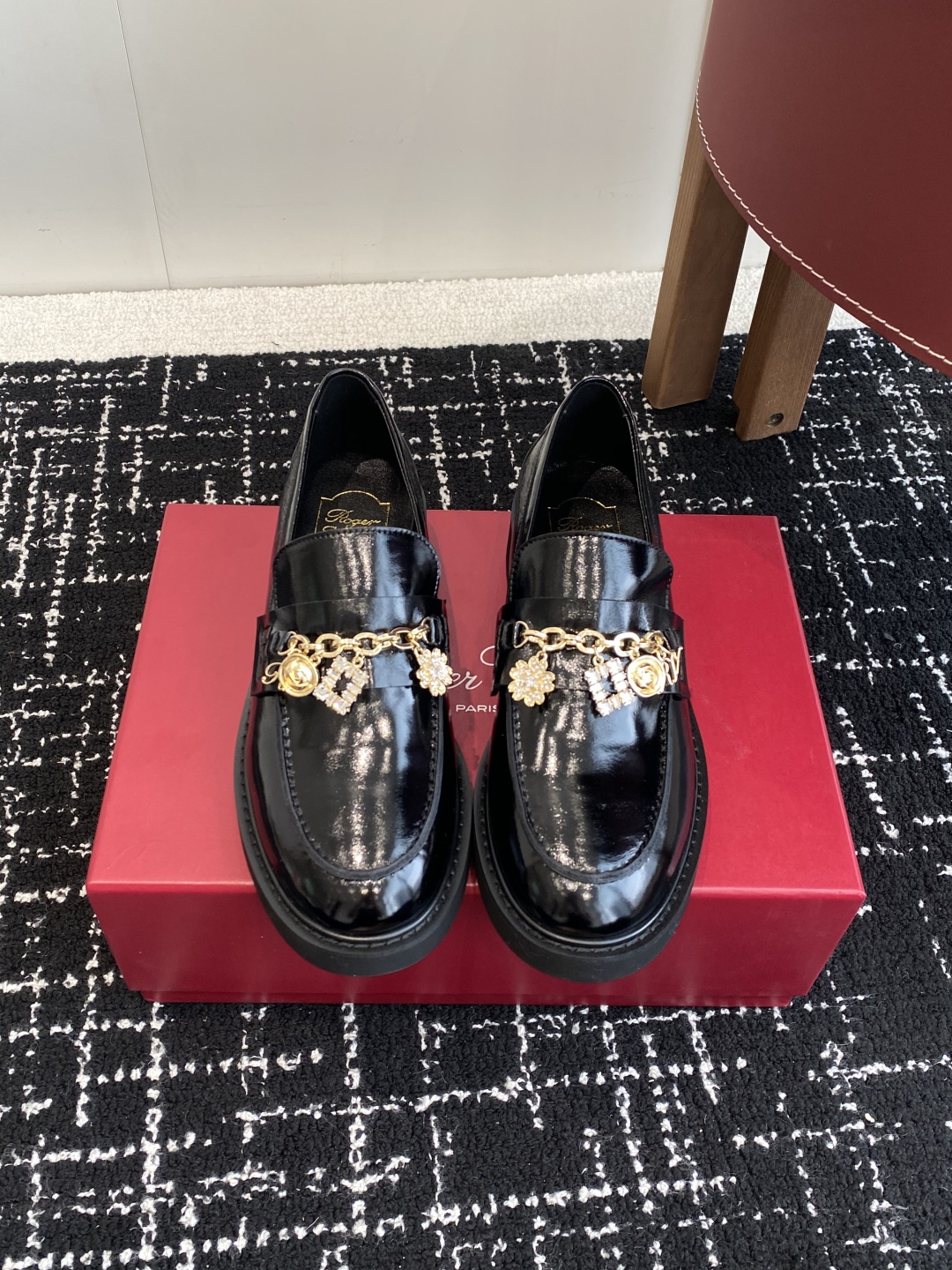 代购级
Roger Vivier 25ss春夏 RV新款厚底乐福鞋都到现货了～带衬垫厚底踝靴帅气有型

