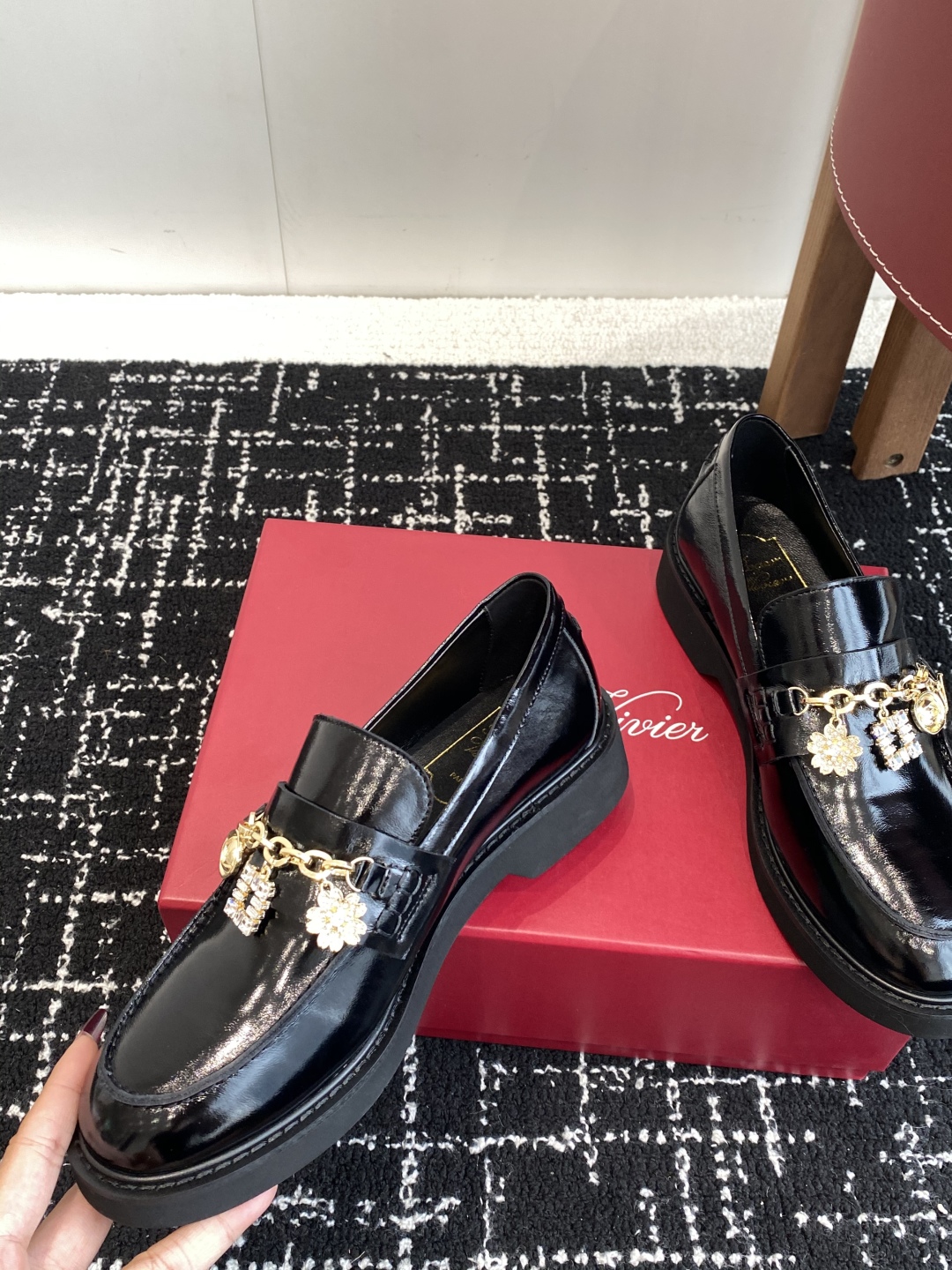 代购级
Roger Vivier 25ss春夏 RV新款厚底乐福鞋都到现货了～带衬垫厚底踝靴帅气有型

