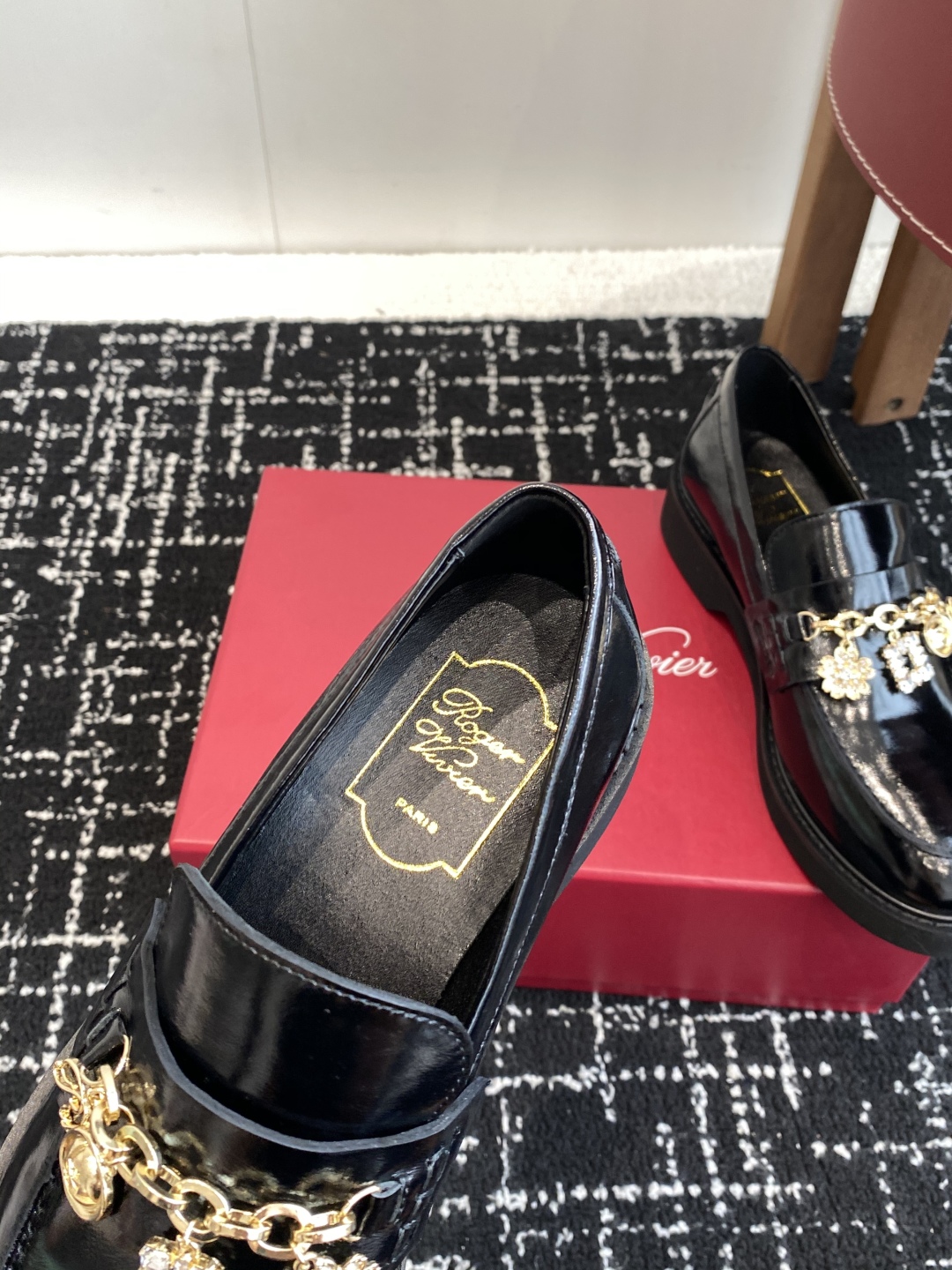 代购级
Roger Vivier 25ss春夏 RV新款厚底乐福鞋都到现货了～带衬垫厚底踝靴帅气有型


