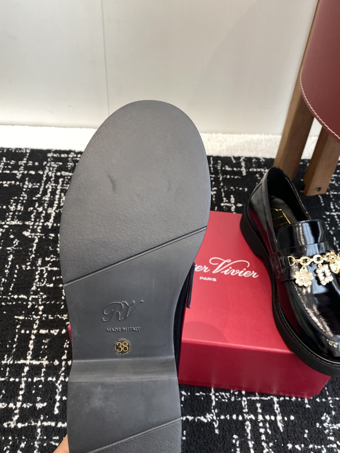 代购级
Roger Vivier 25ss春夏 RV新款厚底乐福鞋都到现货了～带衬垫厚底踝靴帅气有型


