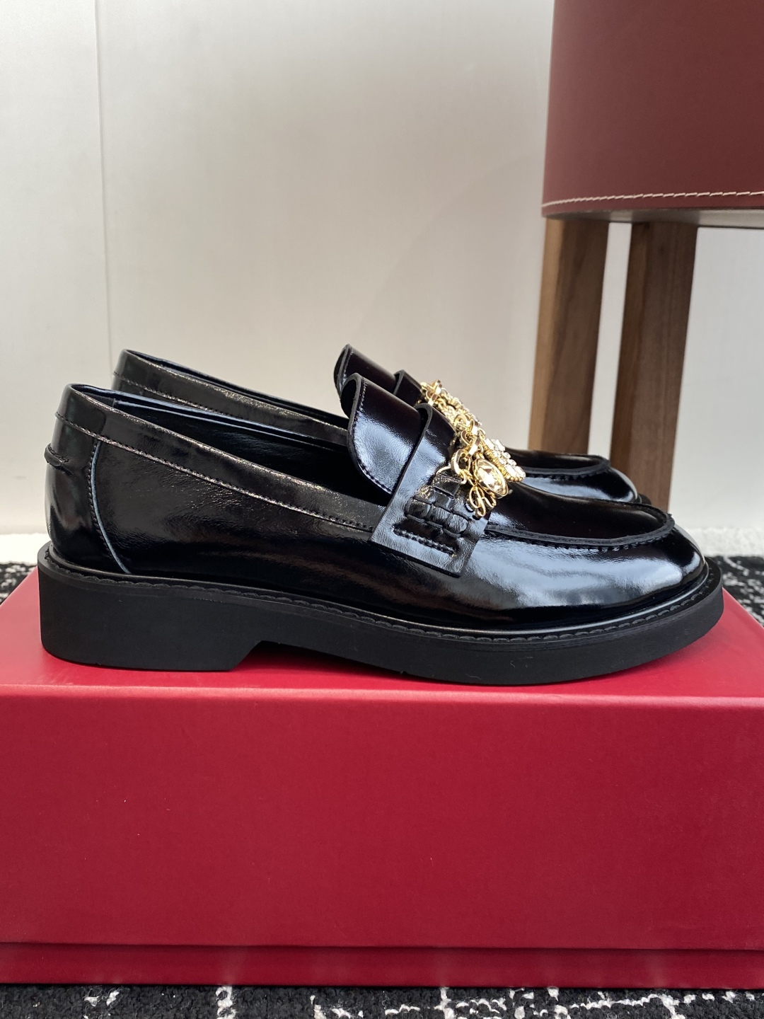 代购级
Roger Vivier 25ss春夏 RV新款厚底乐福鞋都到现货了～带衬垫厚底踝靴帅气有型


