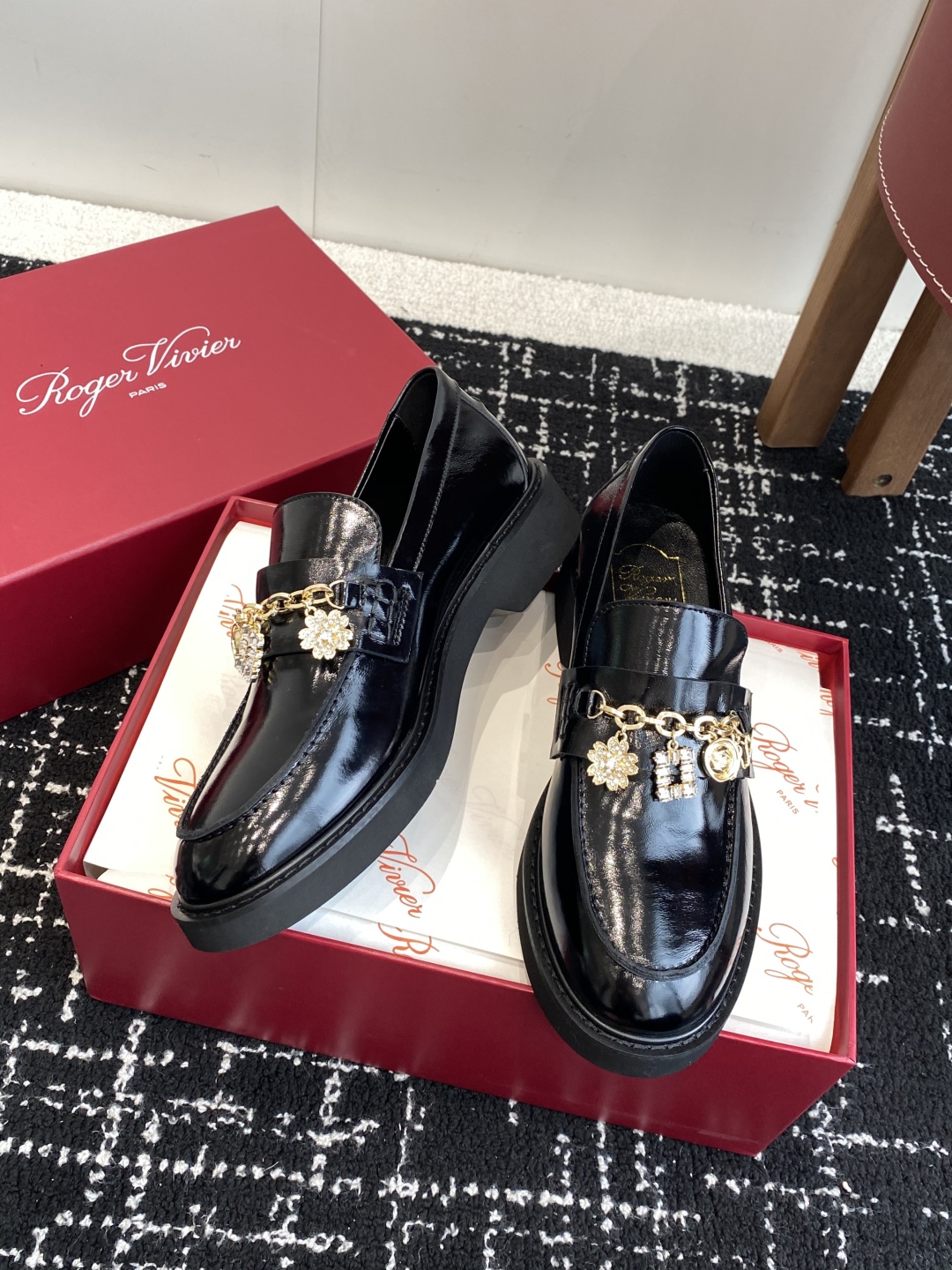 代购级
Roger Vivier 25ss春夏 RV新款厚底乐福鞋都到现货了～带衬垫厚底踝靴帅气有型

