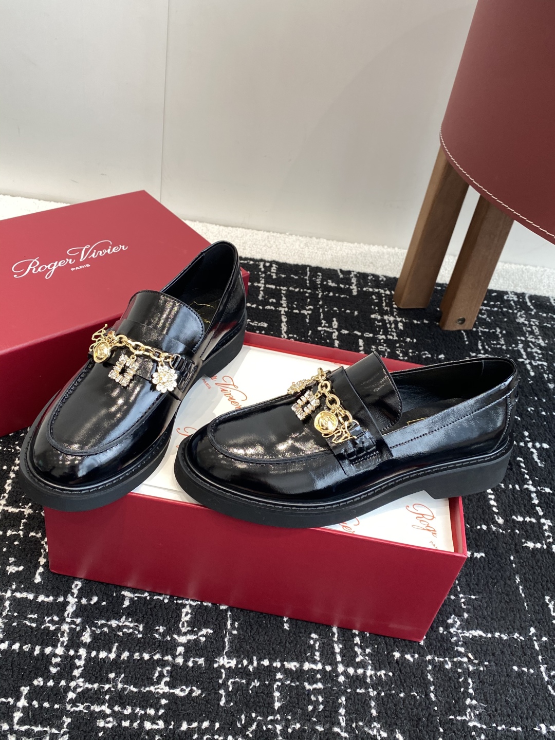 代购级
Roger Vivier 25ss春夏 RV新款厚底乐福鞋都到现货了～带衬垫厚底踝靴帅气有型

