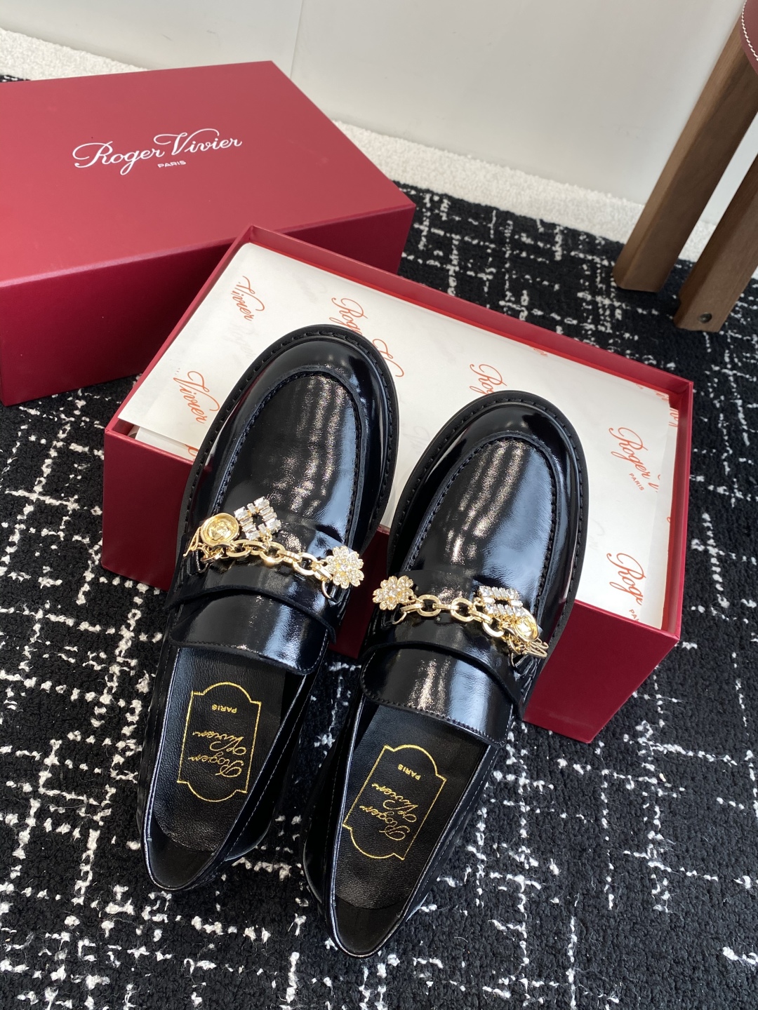 代购级
Roger Vivier 25ss春夏 RV新款厚底乐福鞋都到现货了～带衬垫厚底踝靴帅气有型


