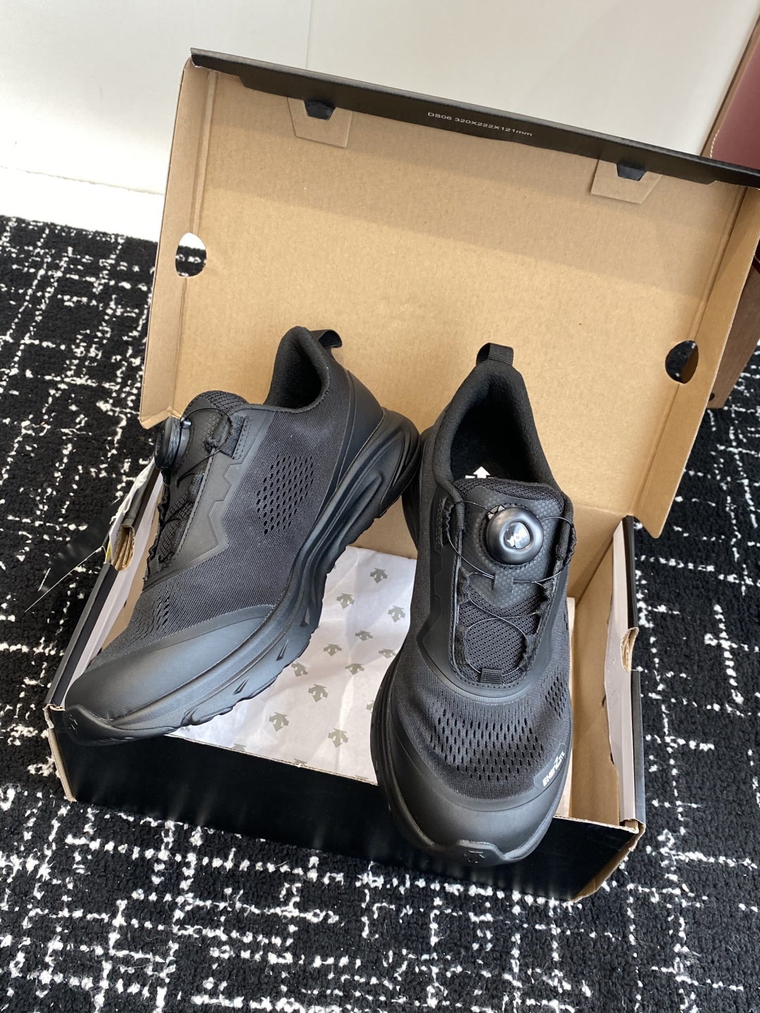 东莞代购级
迪桑特Descente BOA Running 户外运动跑鞋 广东大厂出品 超高还原度 独立