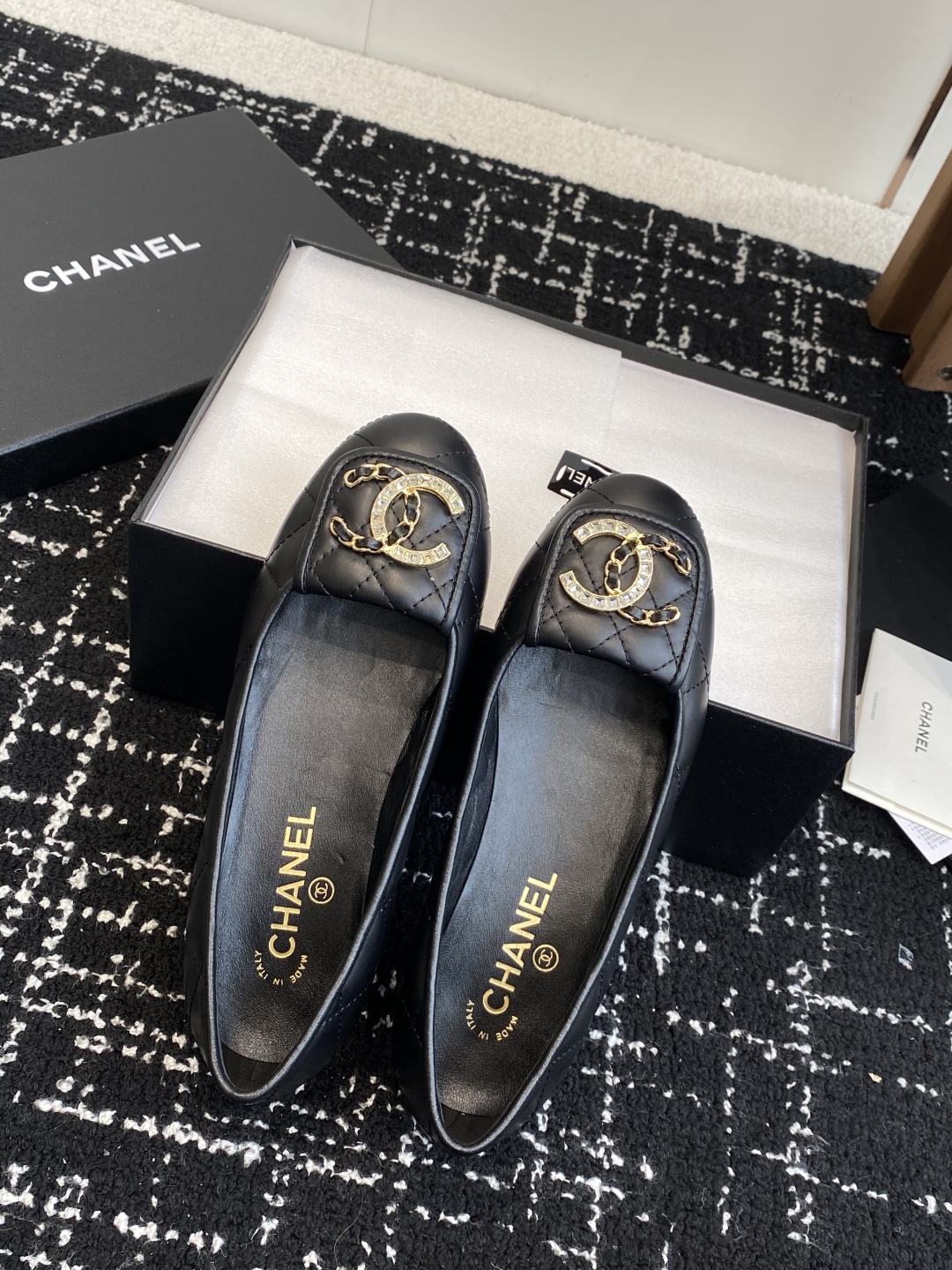 代购级
Chanel 25ss 春夏系列芭蕾舞鞋复古款来袭

非常火的大双C设计手工车线非常耗时耗力
独