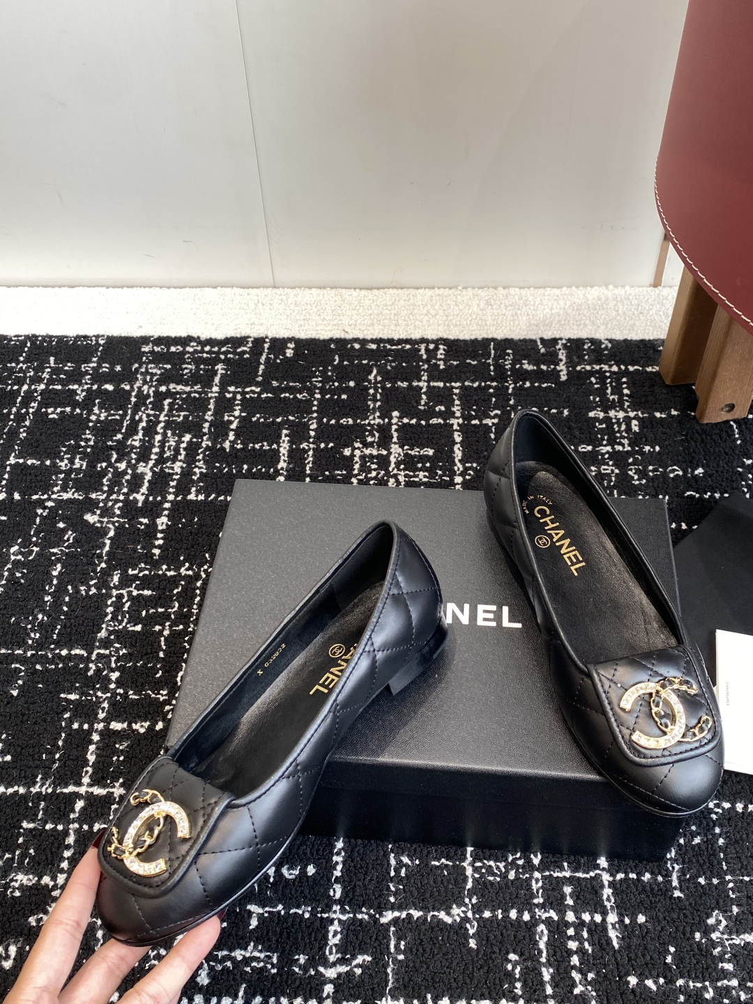 代购级
Chanel 25ss 春夏系列芭蕾舞鞋复古款来袭

非常火的大双C设计手工车线非常耗时耗力
独