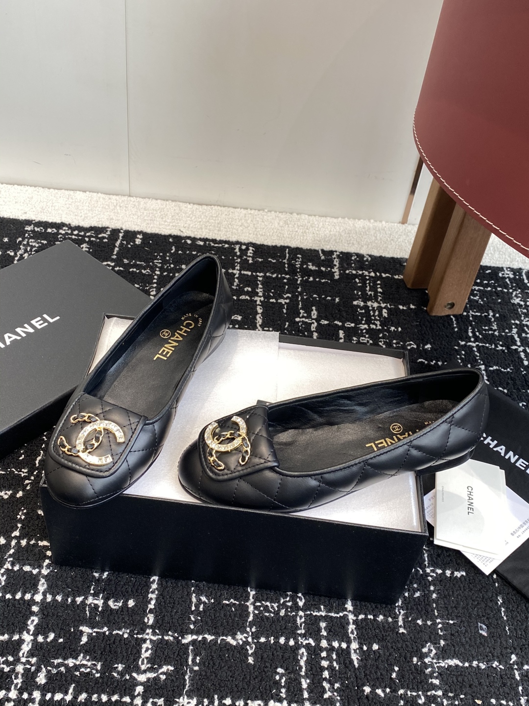 代购级
Chanel 25ss 春夏系列芭蕾舞鞋复古款来袭

非常火的大双C设计手工车线非常耗时耗力
独