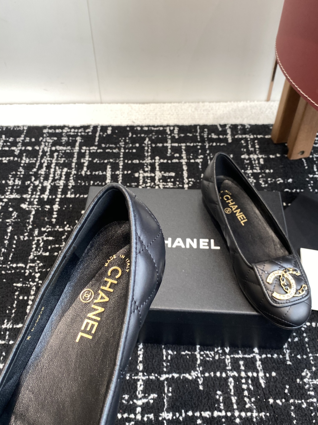代购级
Chanel 25ss 春夏系列芭蕾舞鞋复古款来袭

非常火的大双C设计手工车线非常耗时耗力
独