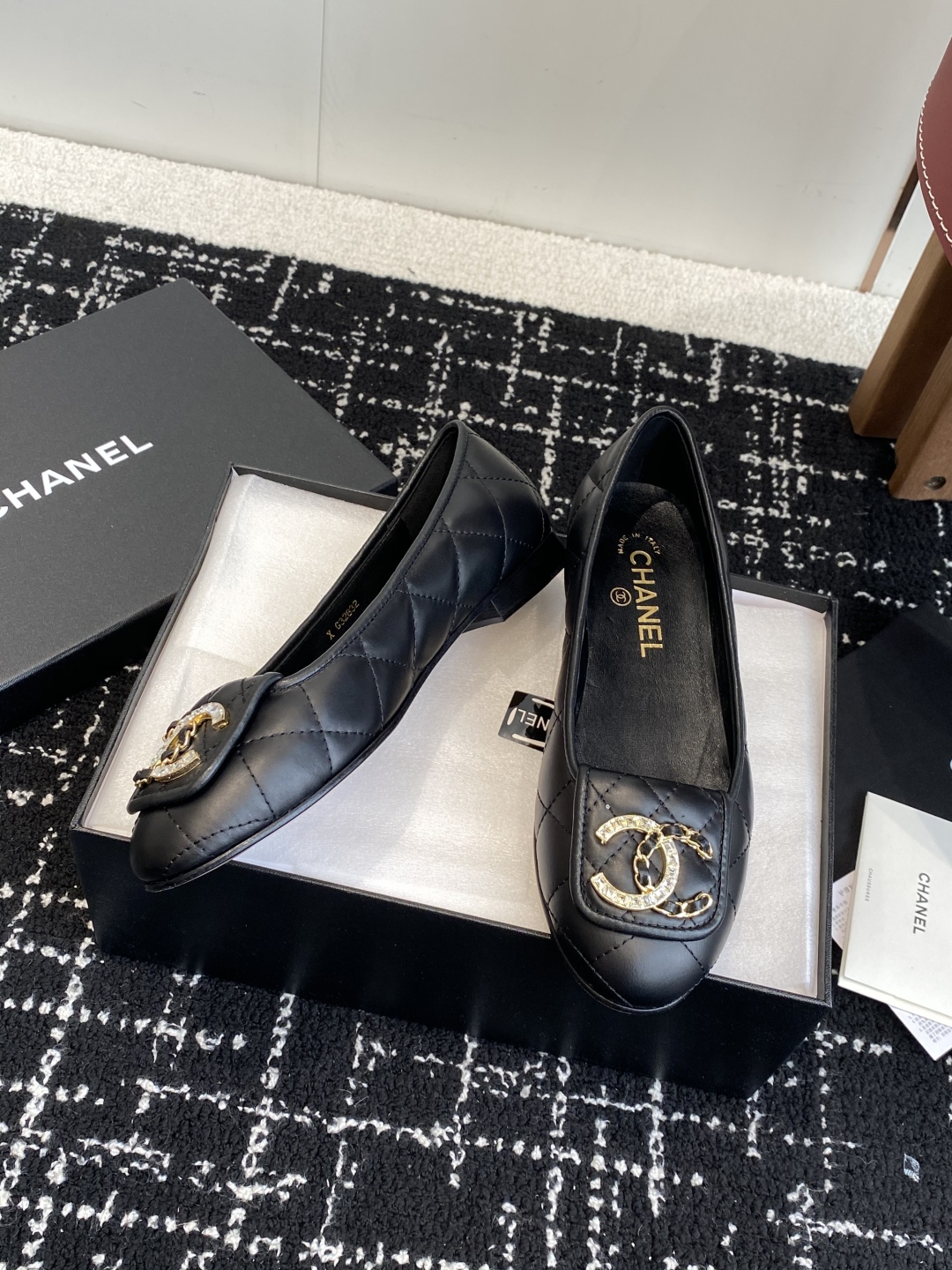 代购级
Chanel 25ss 春夏系列芭蕾舞鞋复古款来袭

非常火的大双C设计手工车线非常耗时耗力
独