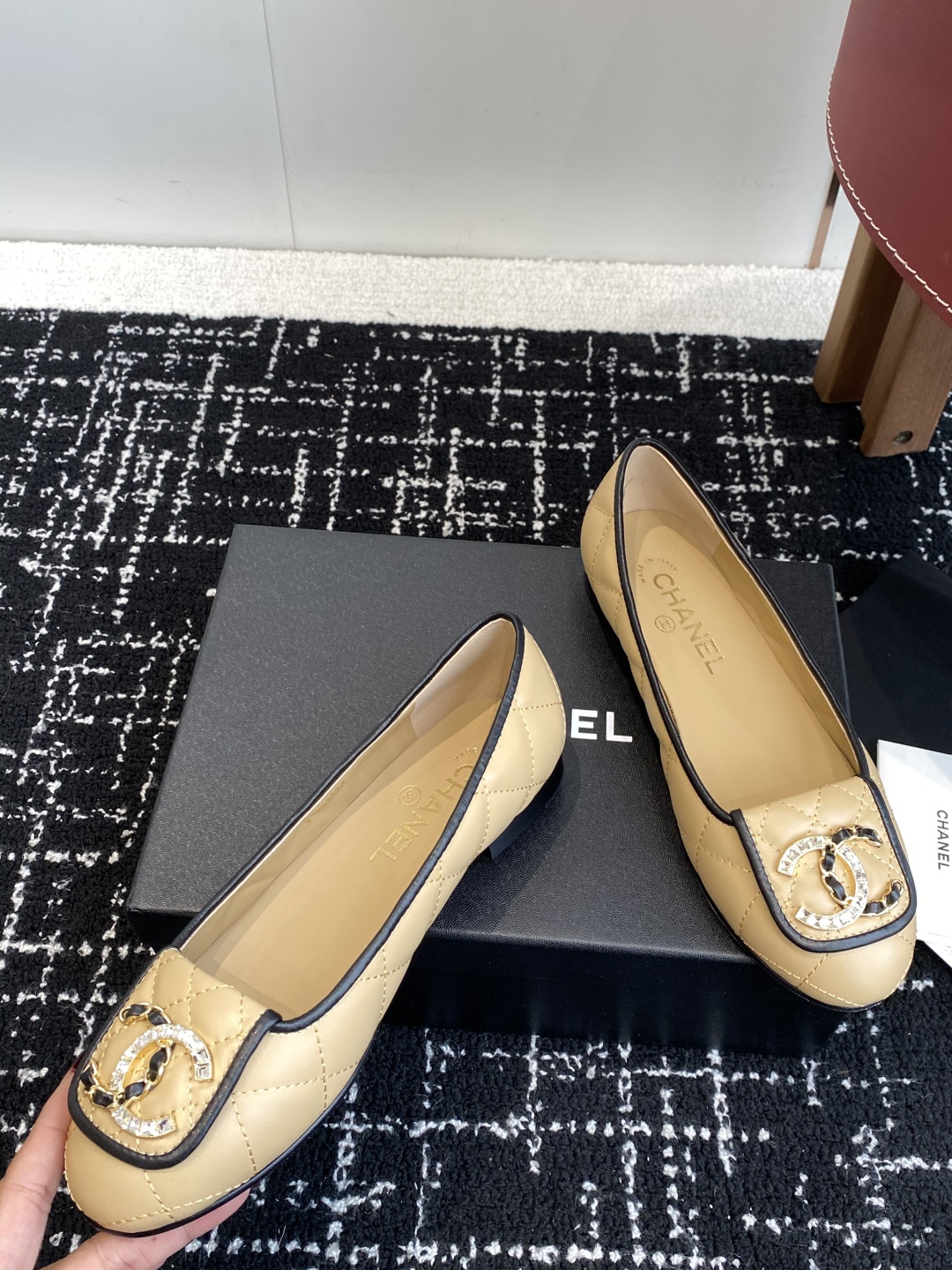 代购级
Chanel 25ss 春夏系列芭蕾舞鞋复古款来袭

非常火的大双C设计手工车线非常耗时耗力
独