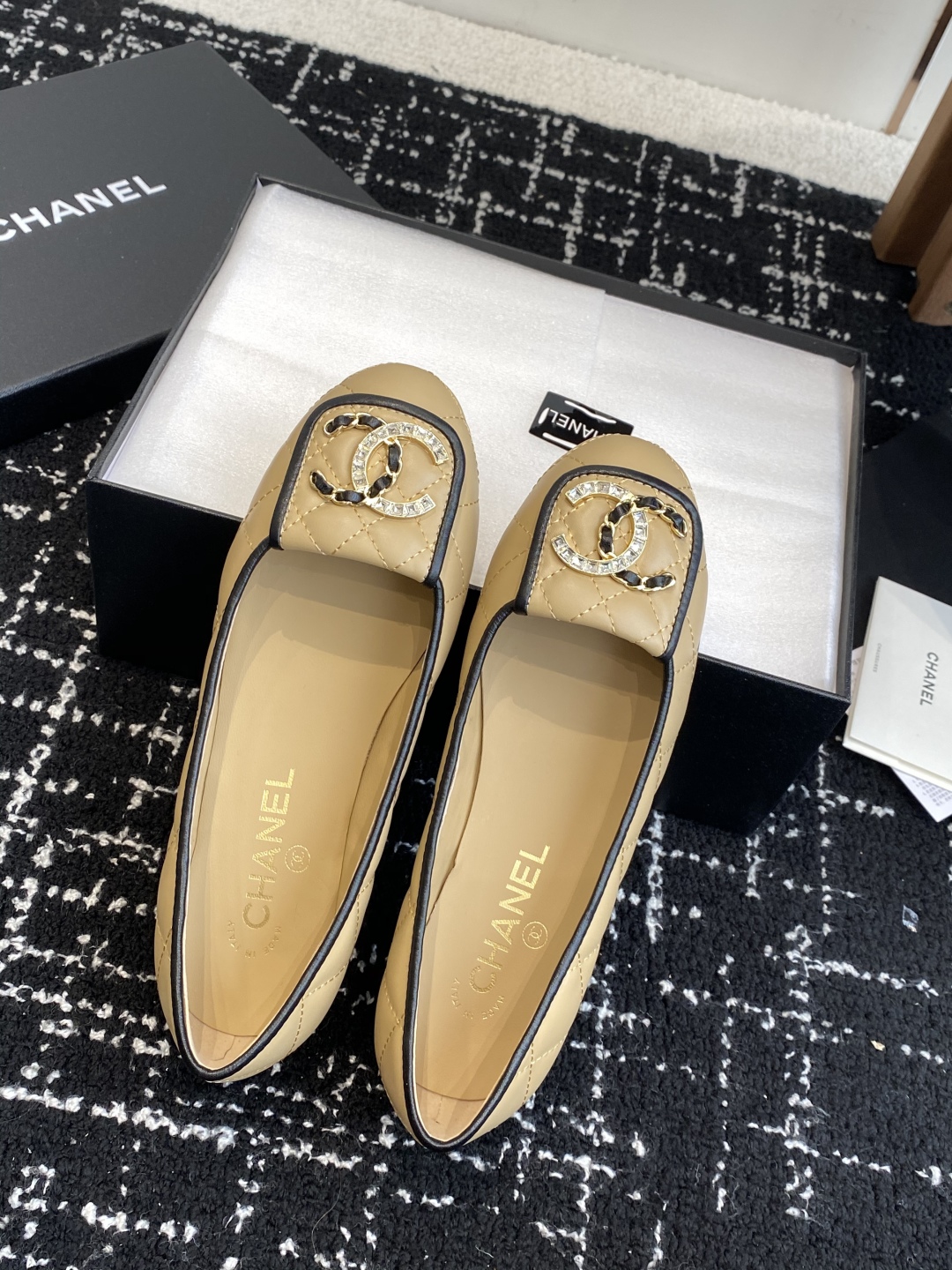 代购级
Chanel 25ss 春夏系列芭蕾舞鞋复古款来袭

非常火的大双C设计手工车线非常耗时耗力
独