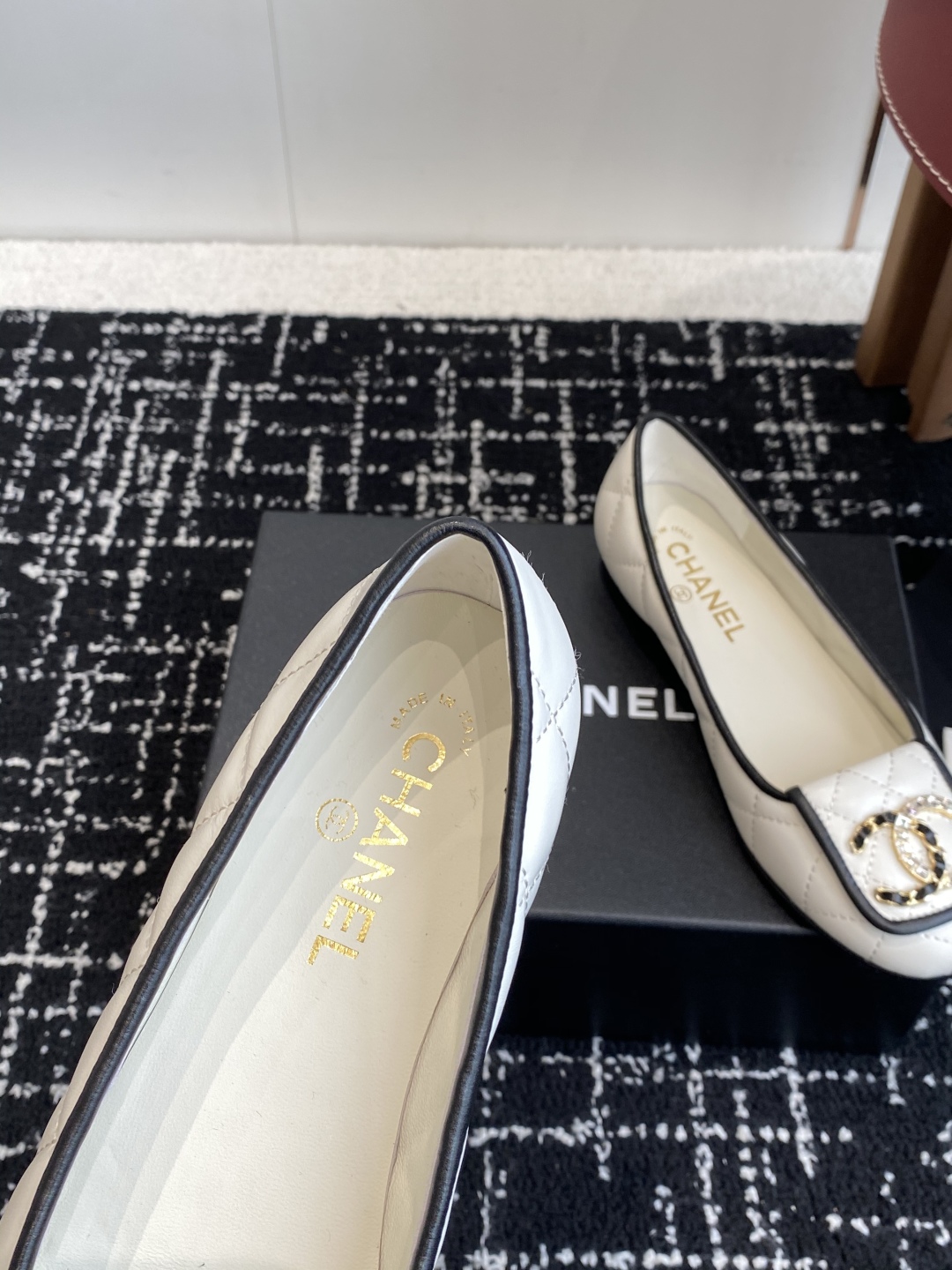 代购级
Chanel 25ss 春夏系列芭蕾舞鞋复古款来袭

非常火的大双C设计手工车线非常耗时耗力
独