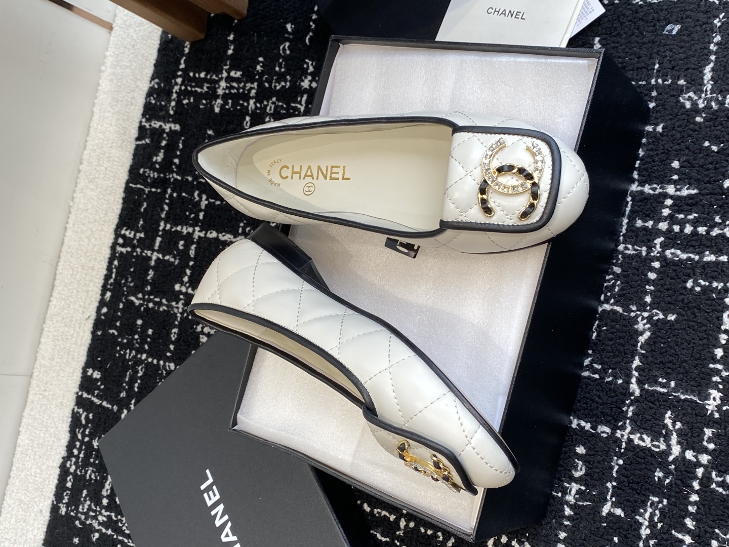 代购级
Chanel 25ss 春夏系列芭蕾舞鞋复古款来袭

非常火的大双C设计手工车线非常耗时耗力
独