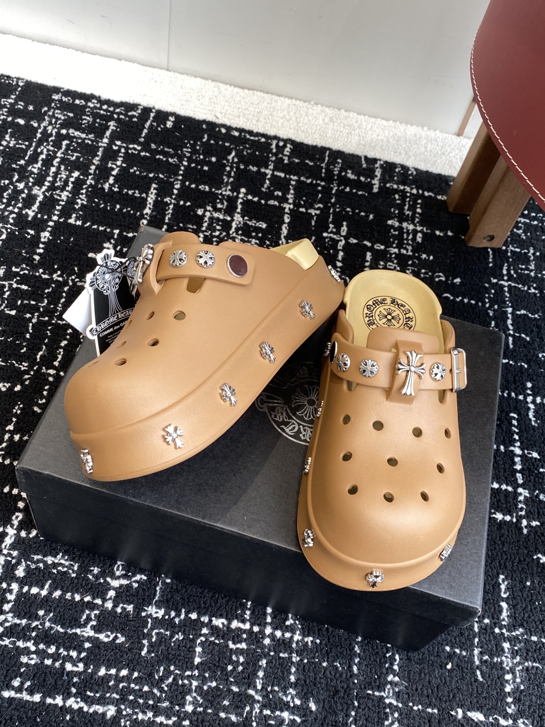 代购级
CHROME HEARTS 克罗心 25ss 新款 洞洞 包头拖 

代购找很久才买到货，真的一