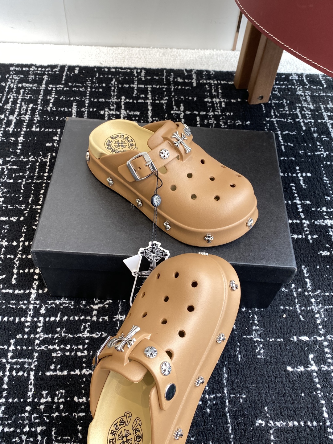 代购级
CHROME HEARTS 克罗心 25ss 新款 洞洞 包头拖 

代购找很久才买到货，真的一