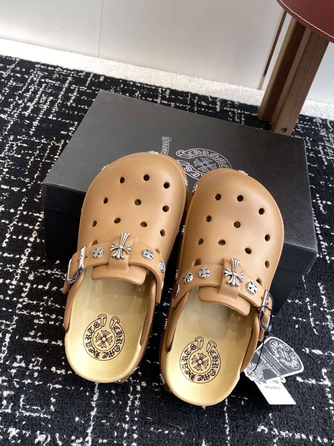 代购级
CHROME HEARTS 克罗心 25ss 新款 洞洞 包头拖 

代购找很久才买到货，真的一