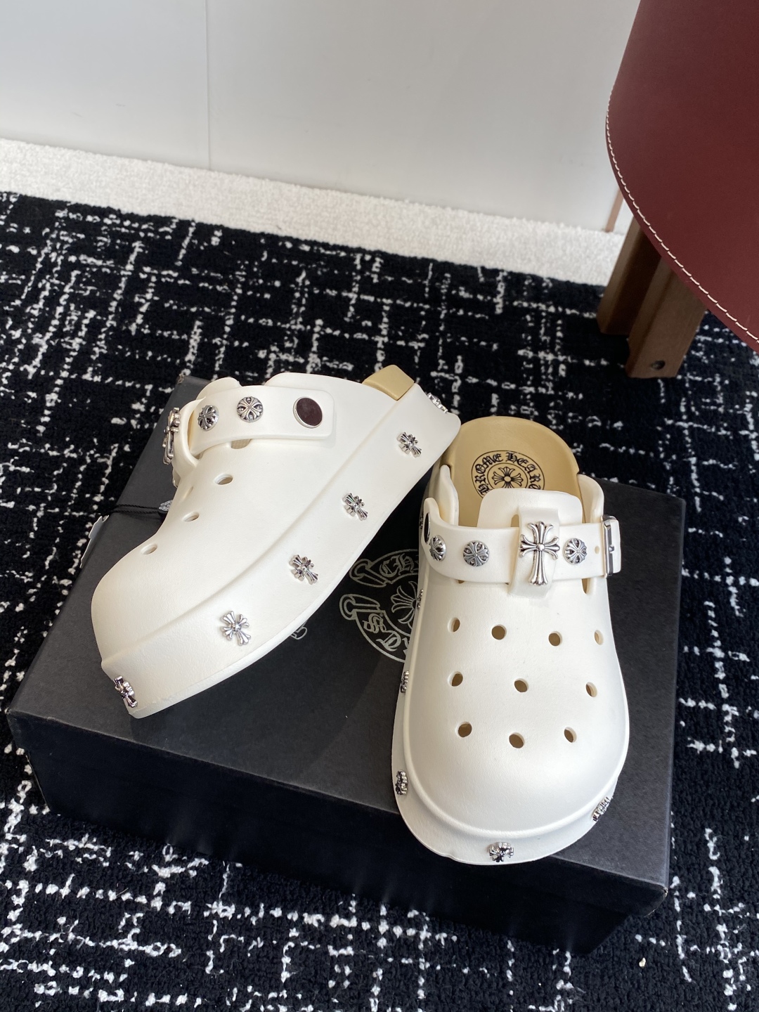 代购级
CHROME HEARTS 克罗心 25ss 新款 洞洞 包头拖 

代购找很久才买到货，真的一