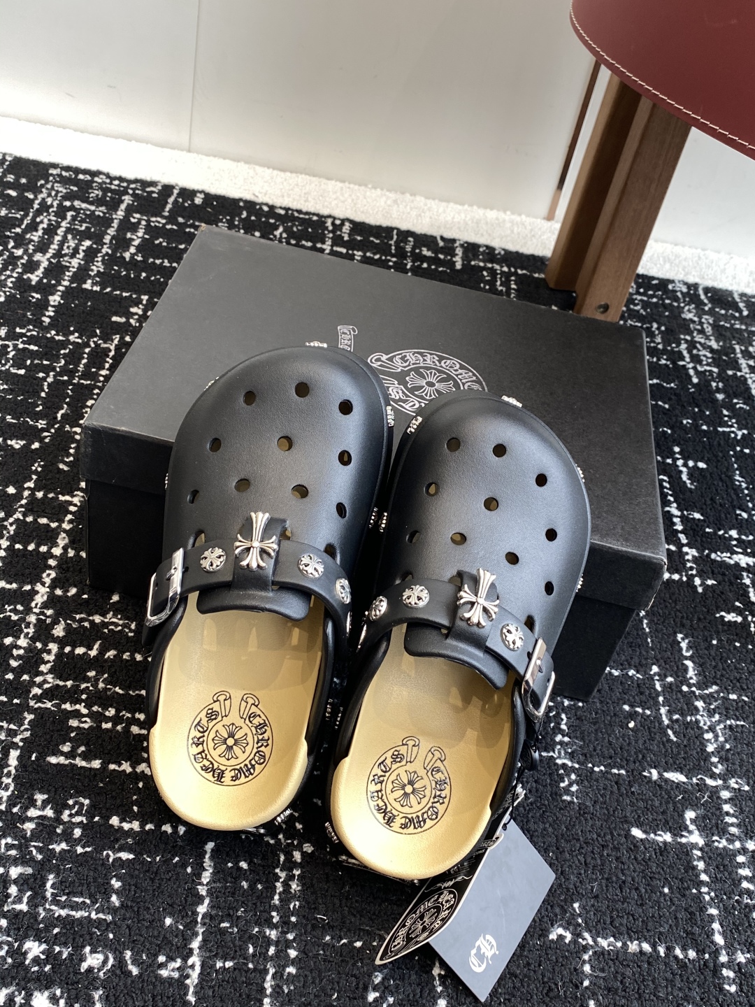 代购级
CHROME HEARTS 克罗心 25ss 新款 洞洞 包头拖 

代购找很久才买到货，真的一