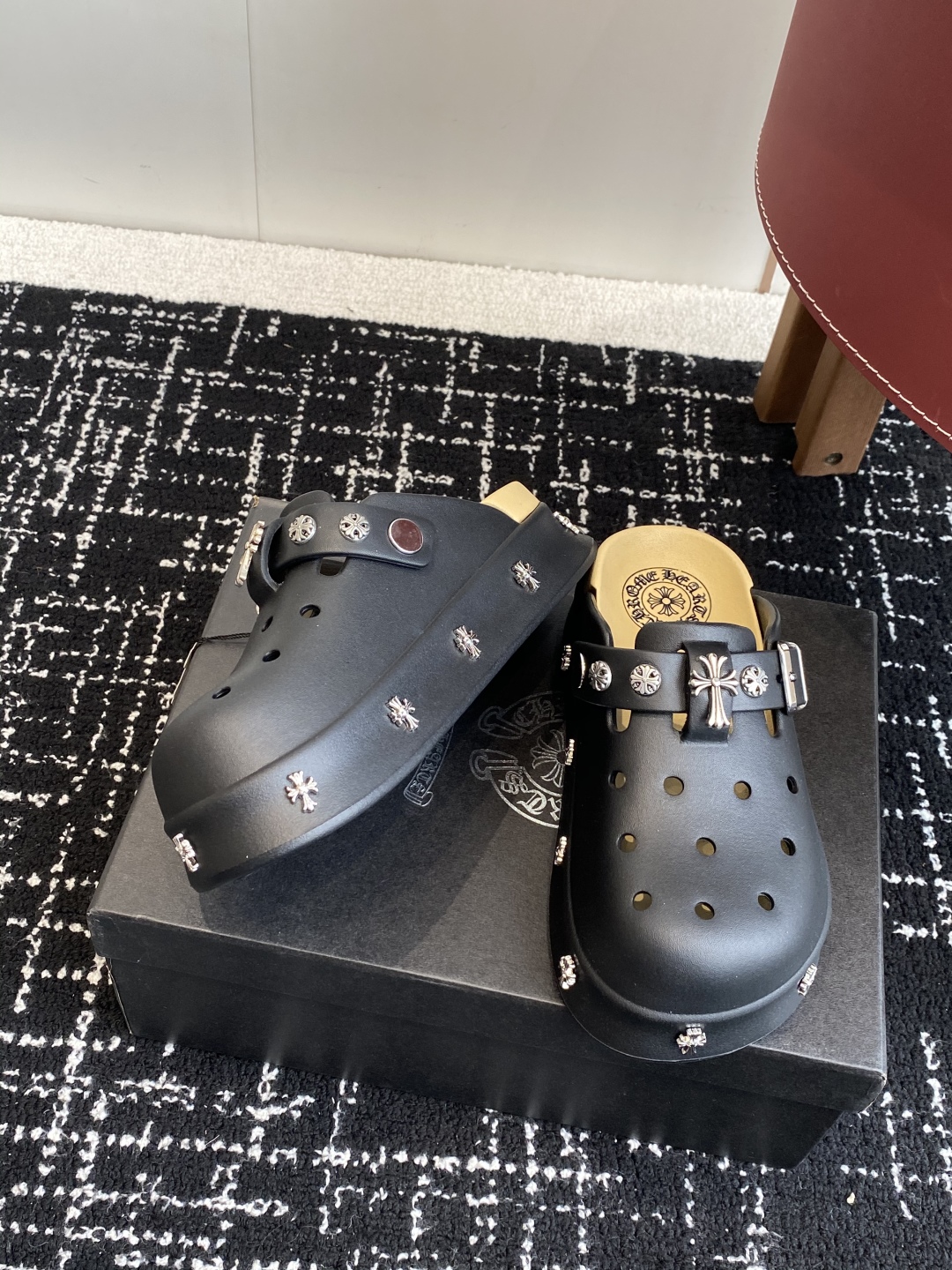 代购级
CHROME HEARTS 克罗心 25ss 新款 洞洞 包头拖 

代购找很久才买到货，真的一