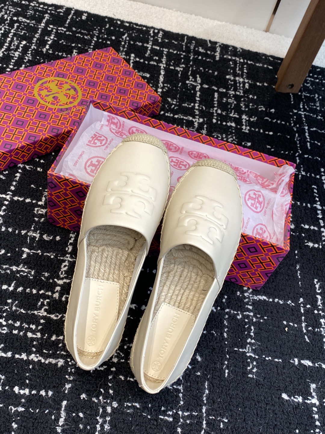 东莞纯原
Tory Burch汤丽柏琦 TB渔夫女鞋。
这鞋不是市场上那些通货能比，原版开模，带有半码的